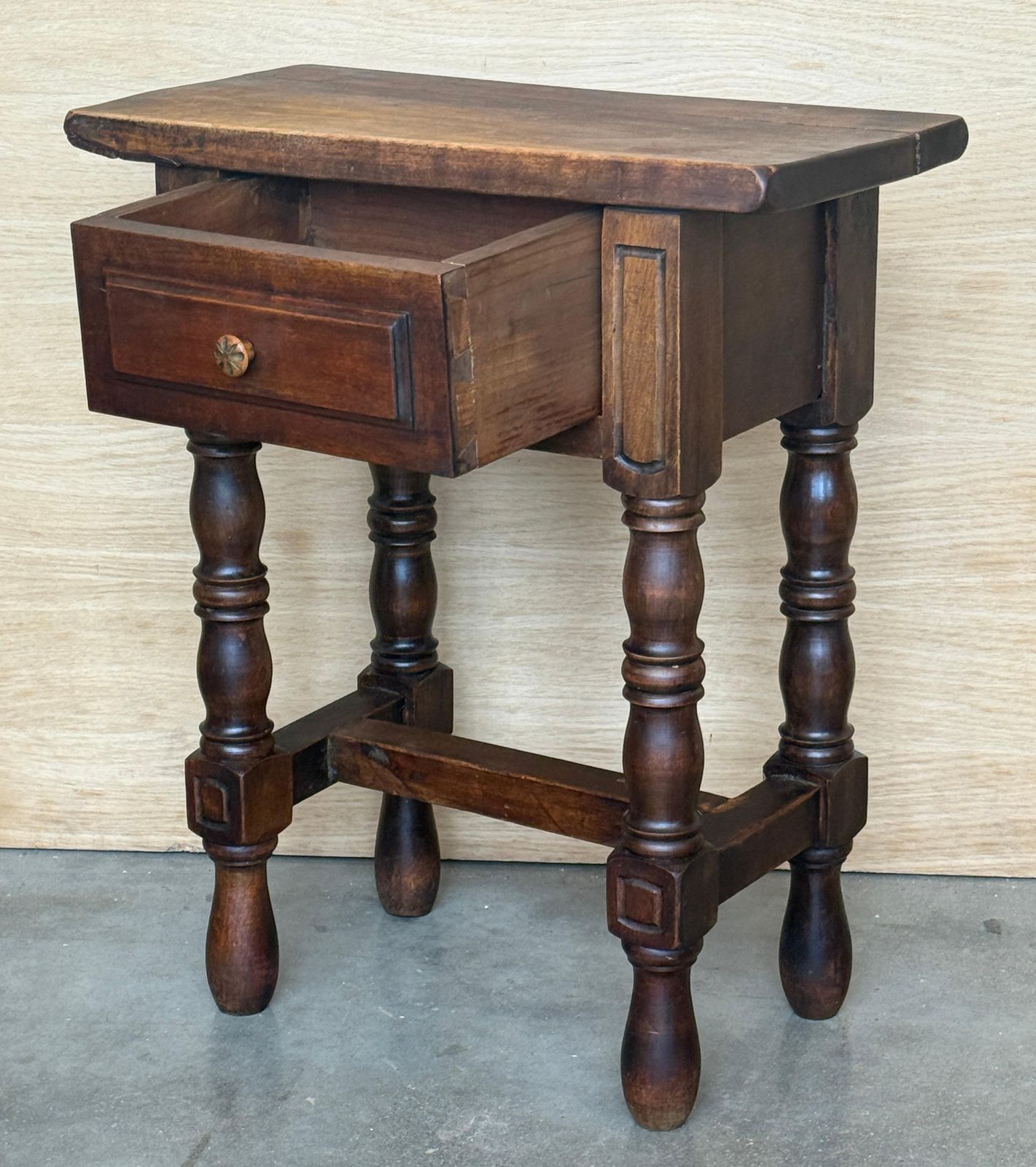 Paire de tables de chevet espagnoles en bois massif avec tiroir de rangement photo buy