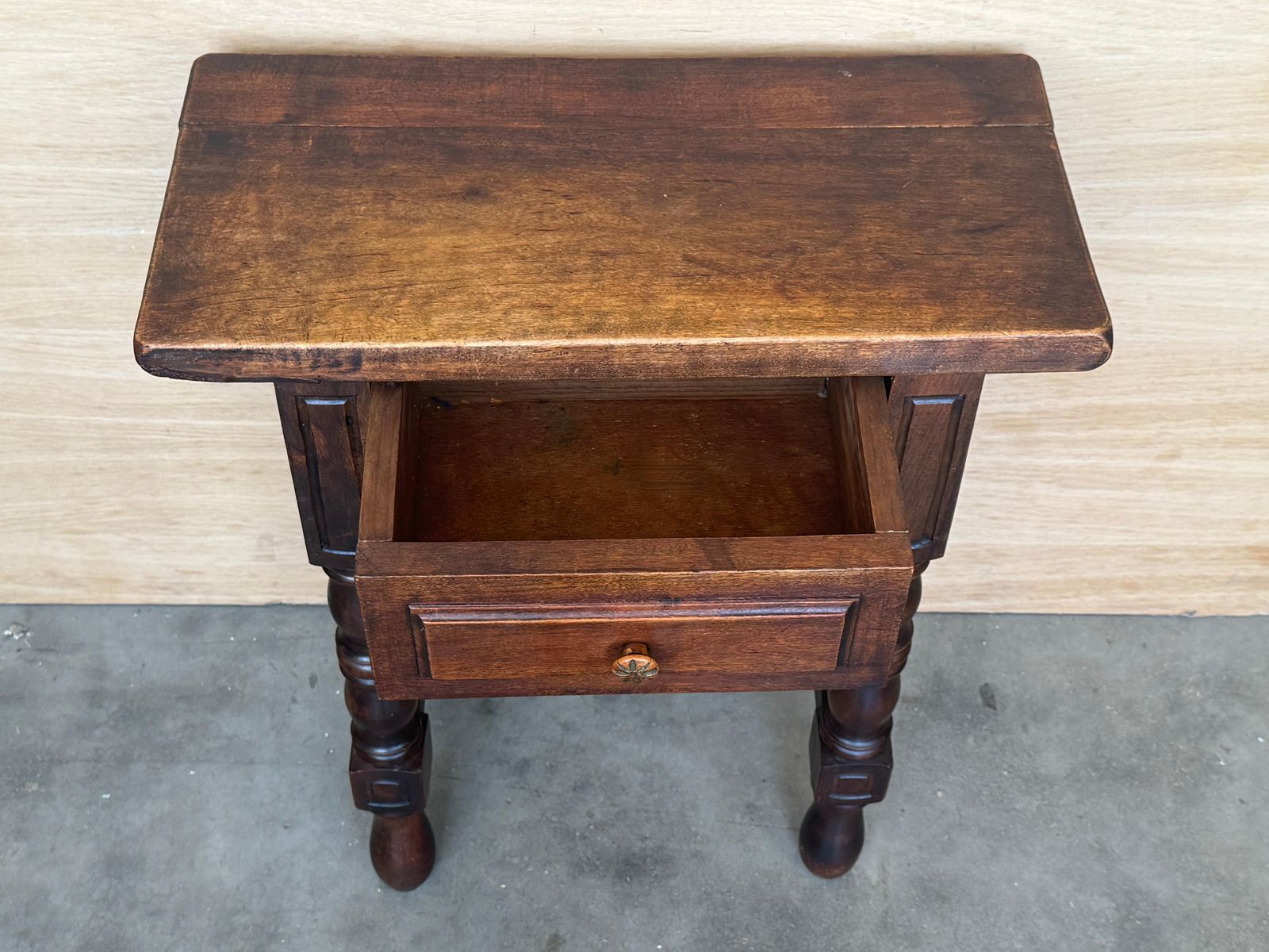 photo furniture Paire de tables de chevet espagnoles en bois massif avec tiroir de rangement
