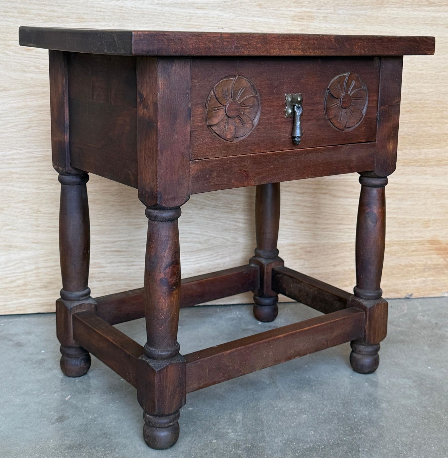 Paire de tables de chevet rustiques espagnoles en bois sculpté avec tiroir photo for sale