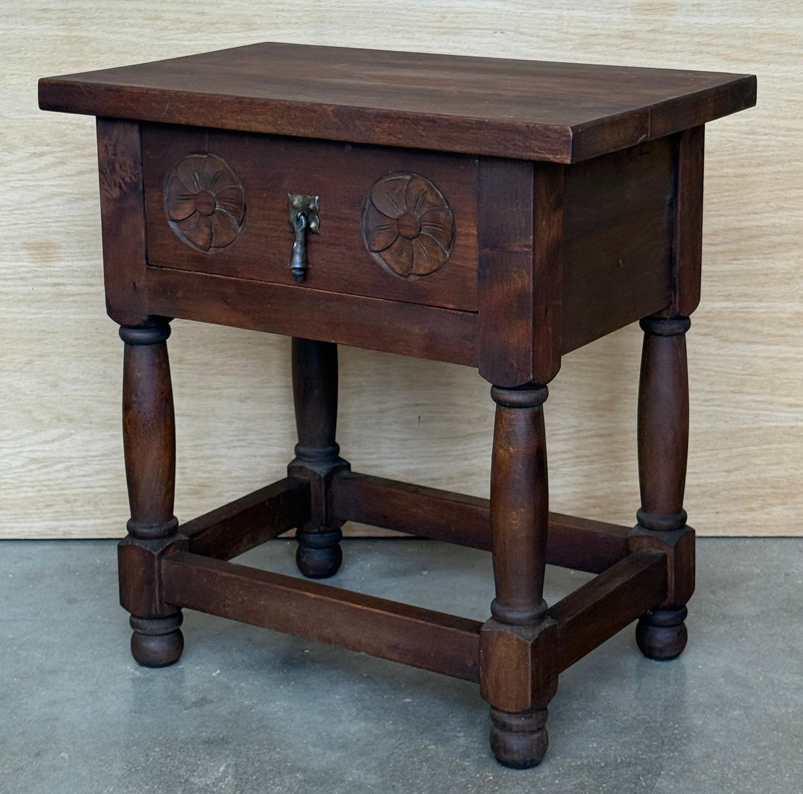 Paire de tables de chevet rustiques espagnoles en bois sculpté avec tiroir photo 1950.0