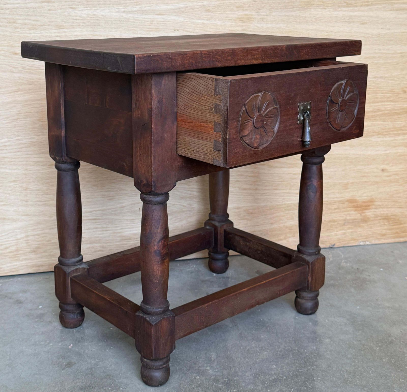 Paire de tables de chevet rustiques espagnoles en bois sculpté avec tiroir photo buy