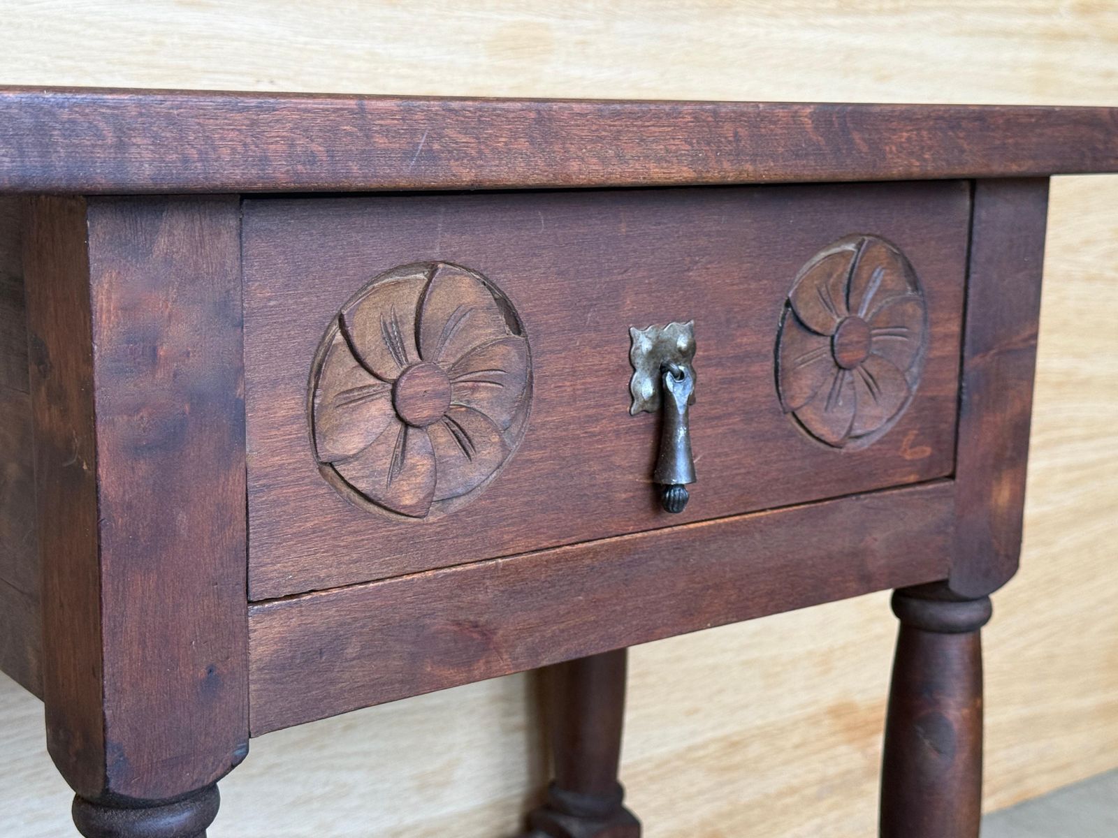 Paire de tables de chevet rustiques espagnoles en bois sculpté avec tiroir photo vintage