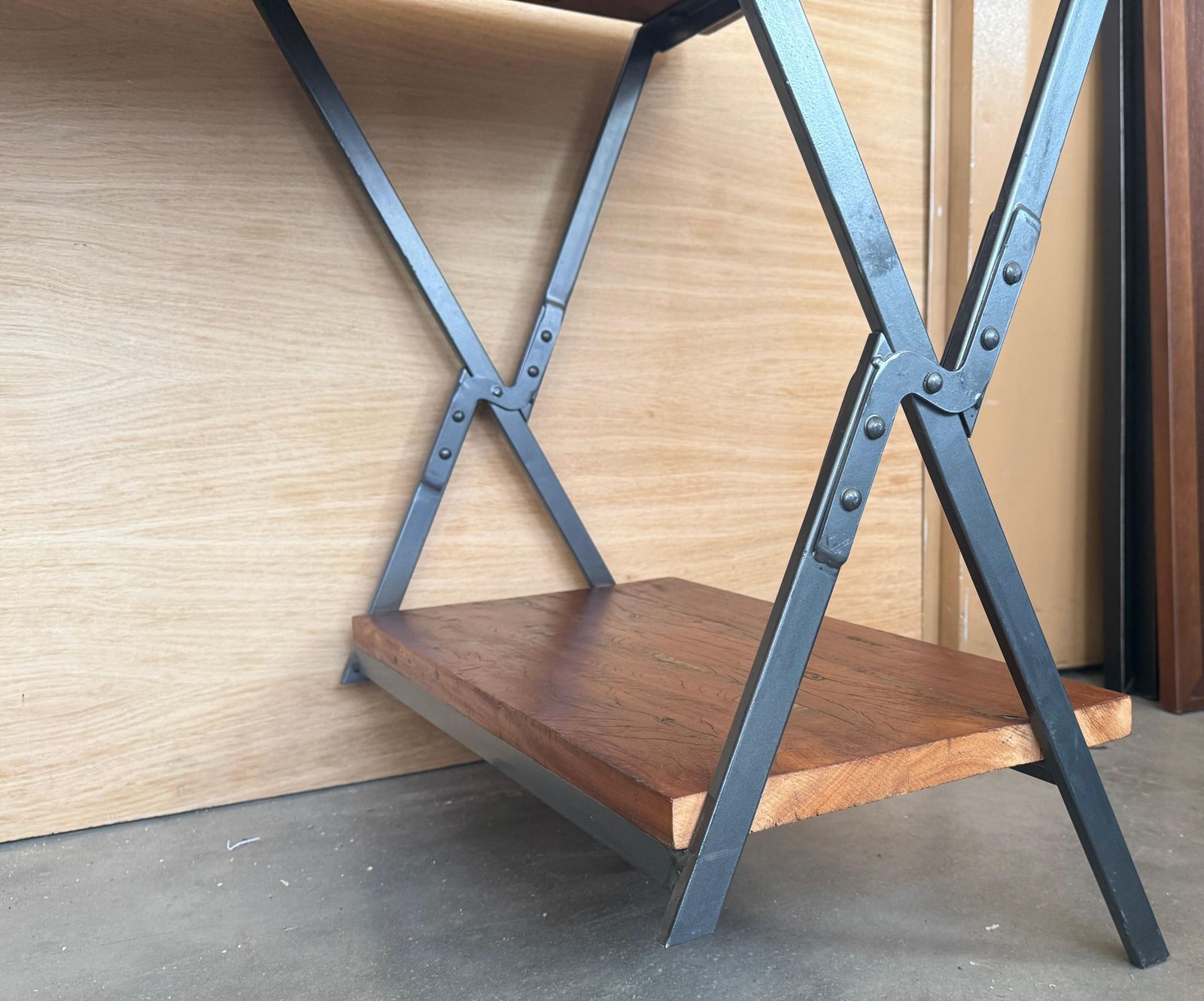 Mobilier Console industrielle en bois rustique, piètement en X en métal photo