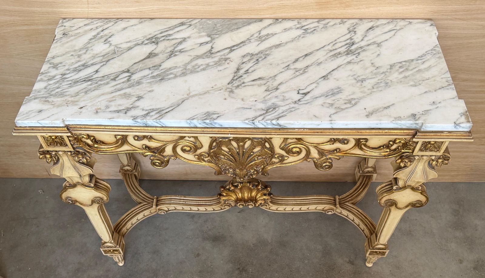 Console Louis XV Rococo, plateau en marbre, avec accents dorés photo vinterior
