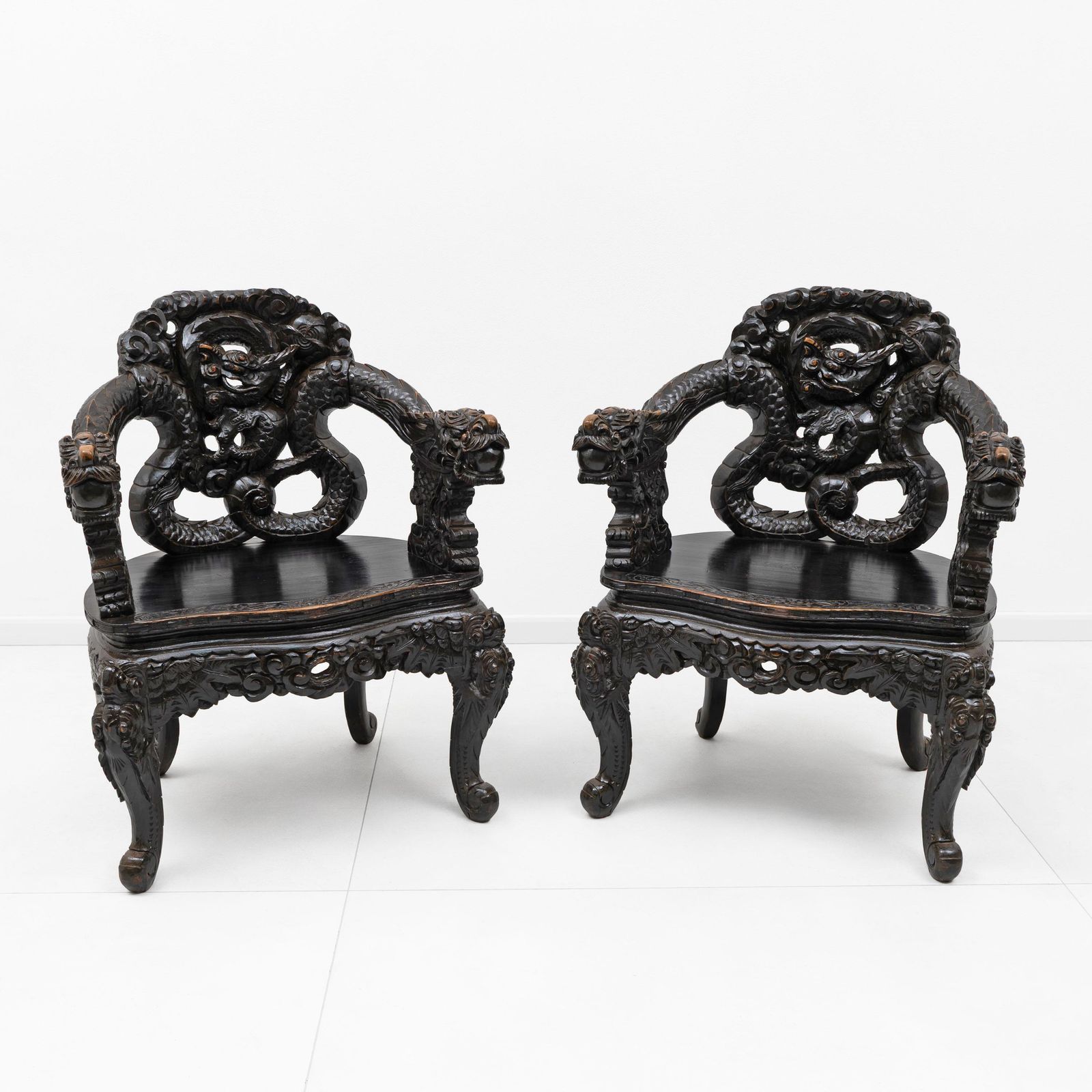 Paar Chinese Qing-dynastie fauteuils met gedraaide draken, geëboniseerd hardhout photo furniture