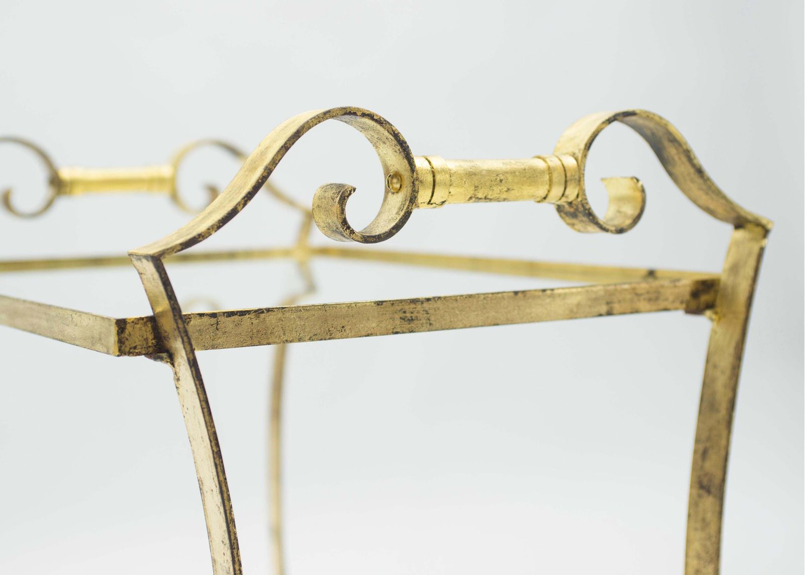 photo furniture Chariot bar néoclassique Maison Ramsay en fer doré, années 1940