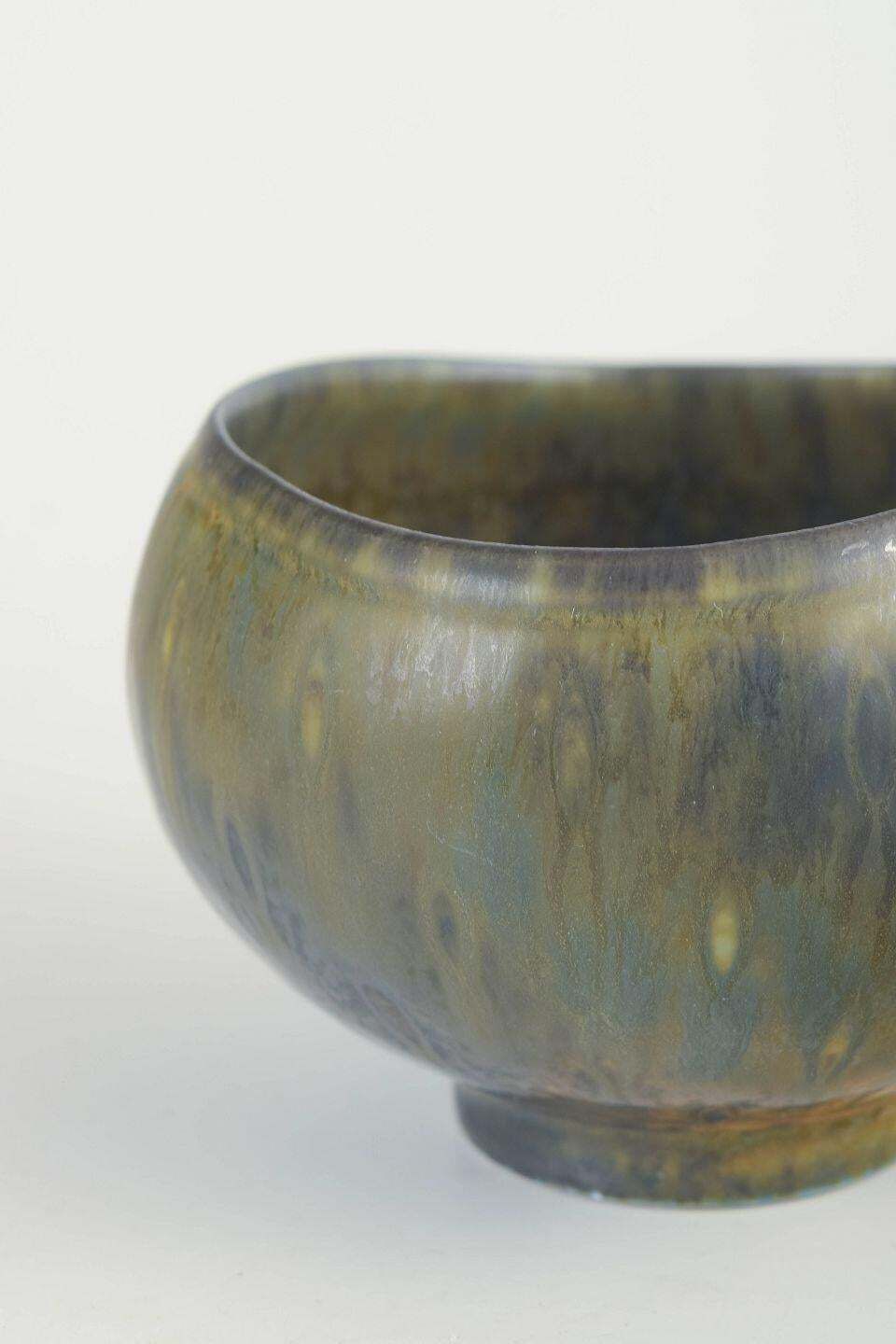 Gunnar Nylund voor Rörstrand. Stoneware kom met ronde, asymmetrische vorm. photo for sale