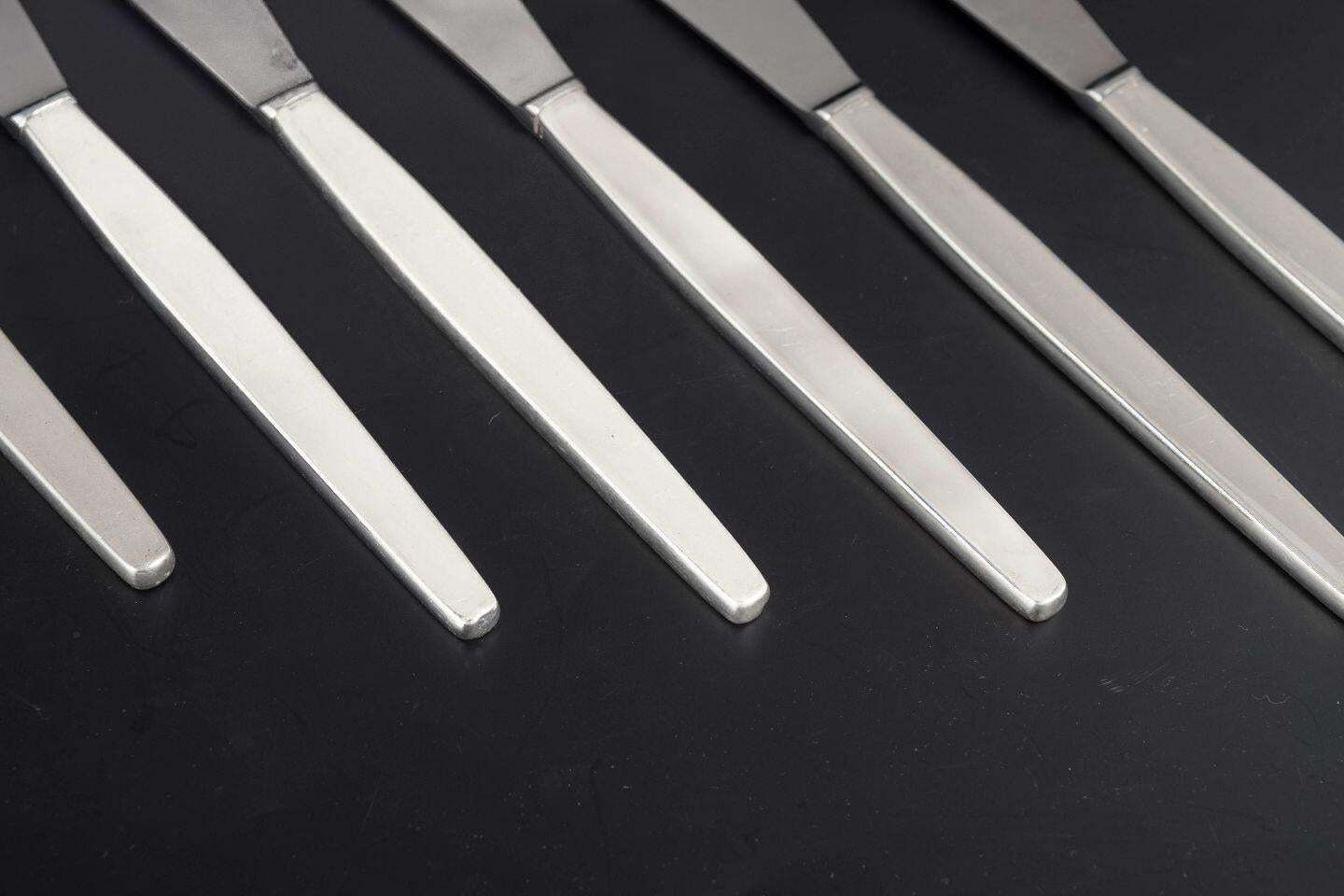 Georg Jensen. Six couteaux de table « Cypress » en argent sterling et acier inoxydable. photo for sale