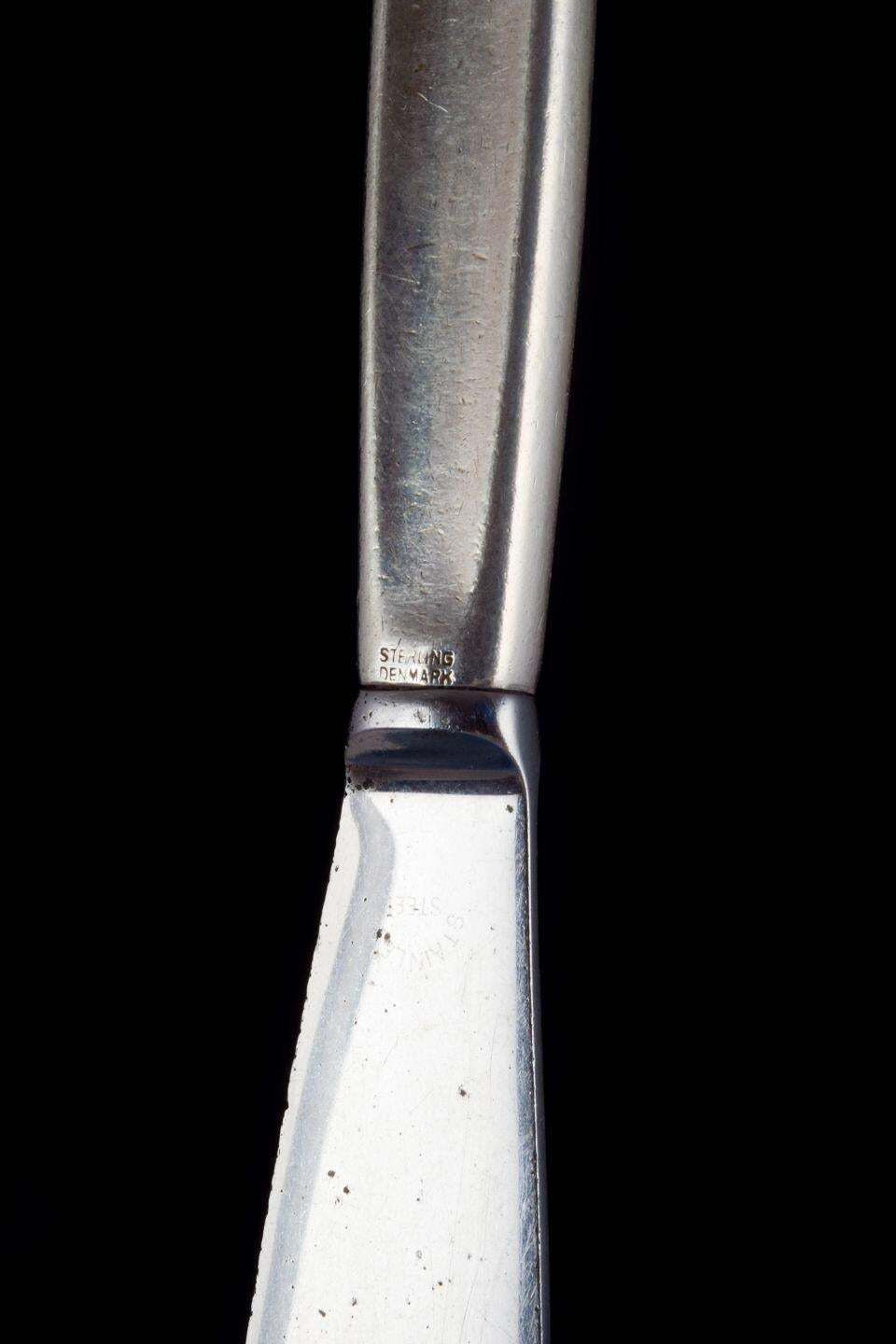 Georg Jensen. Vier Cypress lunchmessen in sterling zilver en roestvrij staal. photo Woonaccessoires