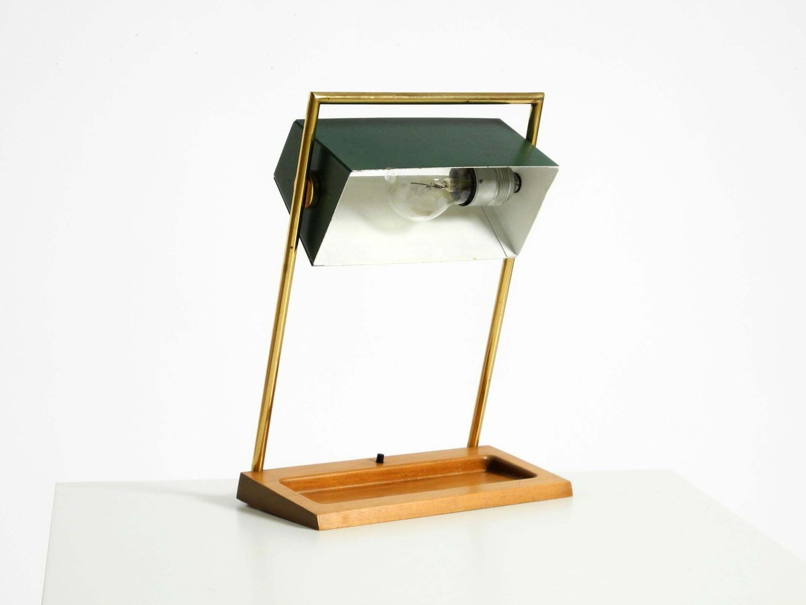 Temde Tafellamp uit de jaren 1960 met Messing Frame, Teakhouten Voet en Groene Lampenkap photo furniture