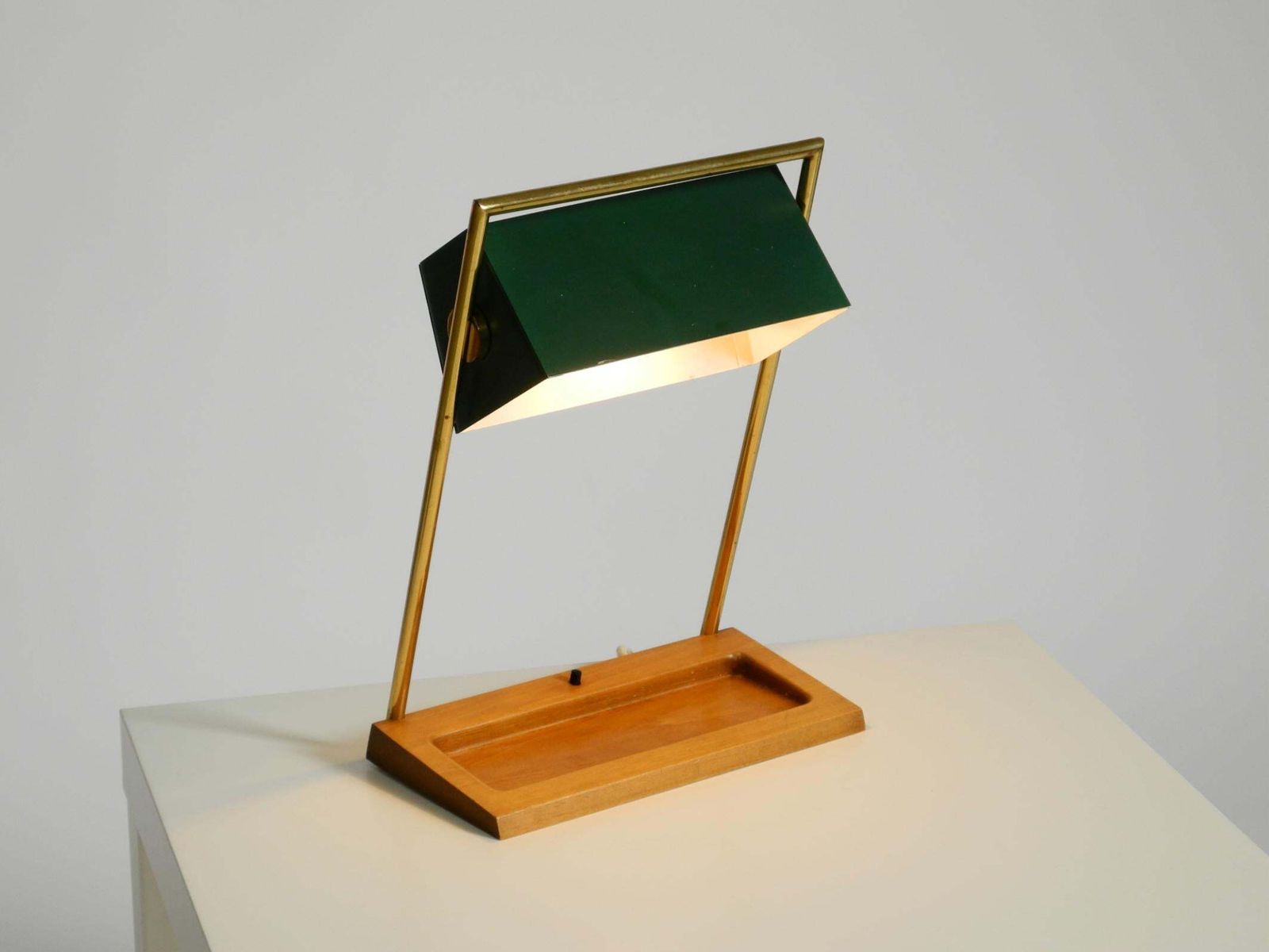Temde Tafellamp uit de jaren 1960 met Messing Frame, Teakhouten Voet en Groene Lampenkap photo vintage