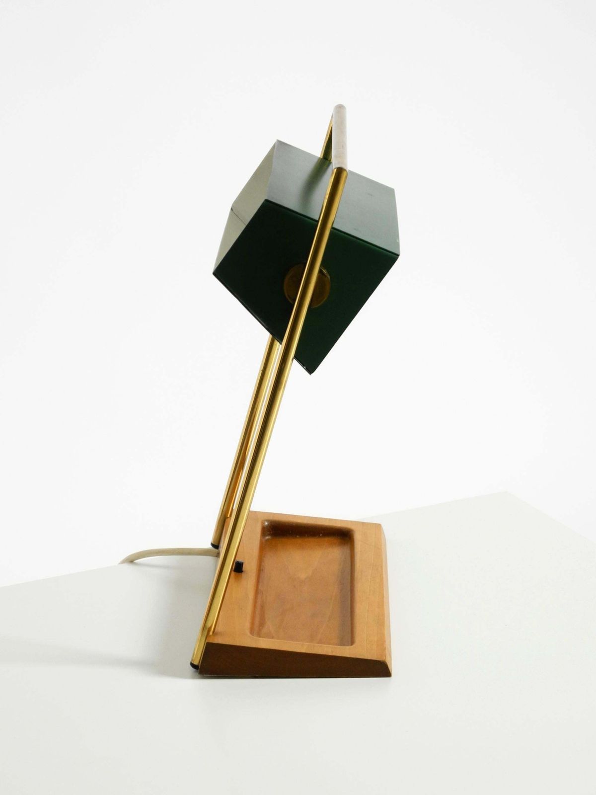 Verlichting Temde Tafellamp uit de jaren 1960 met Messing Frame, Teakhouten Voet en Groene Lampenkap photo