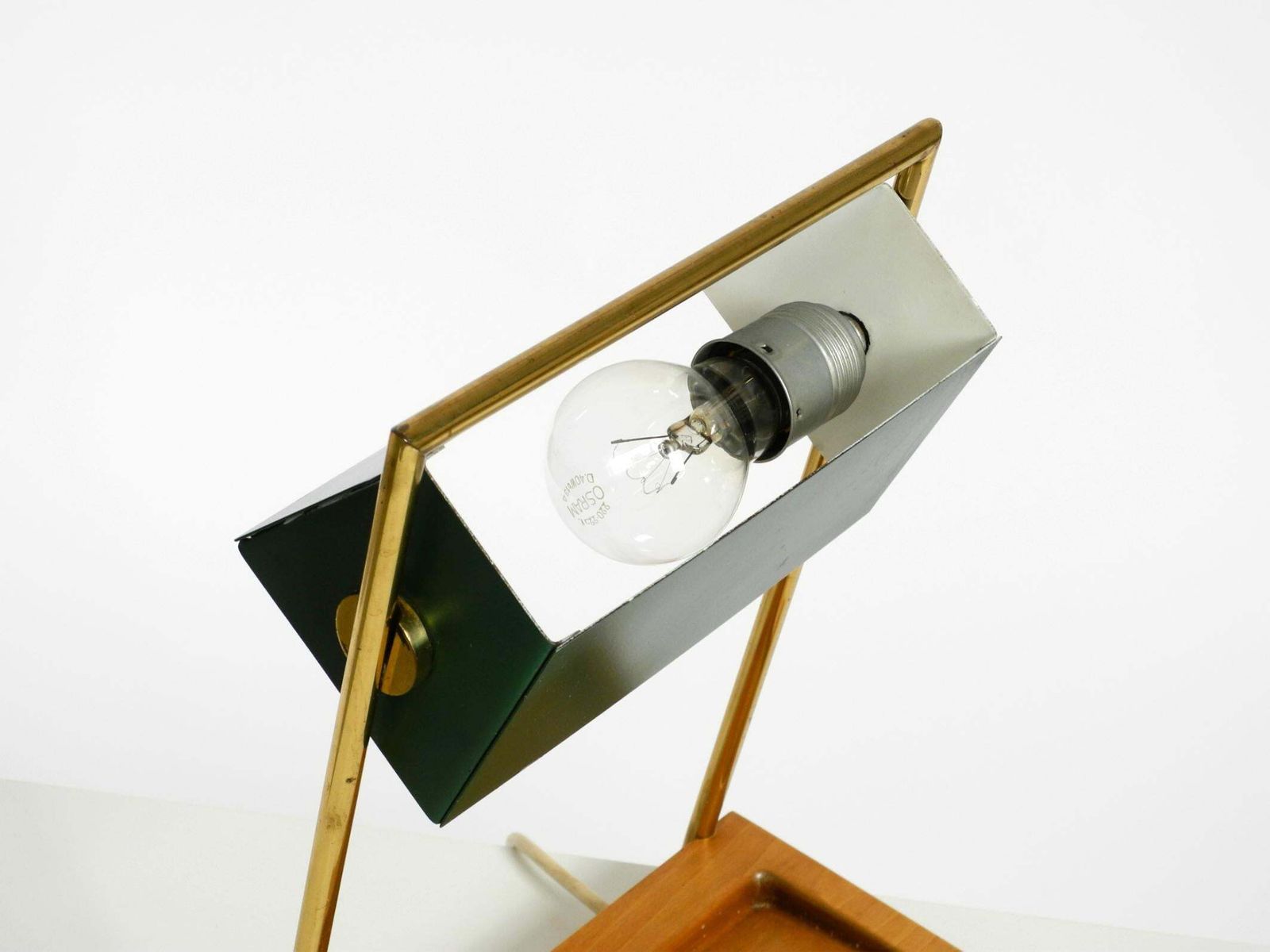photo vintage Temde Tafellamp uit de jaren 1960 met Messing Frame, Teakhouten Voet en Groene Lampenkap