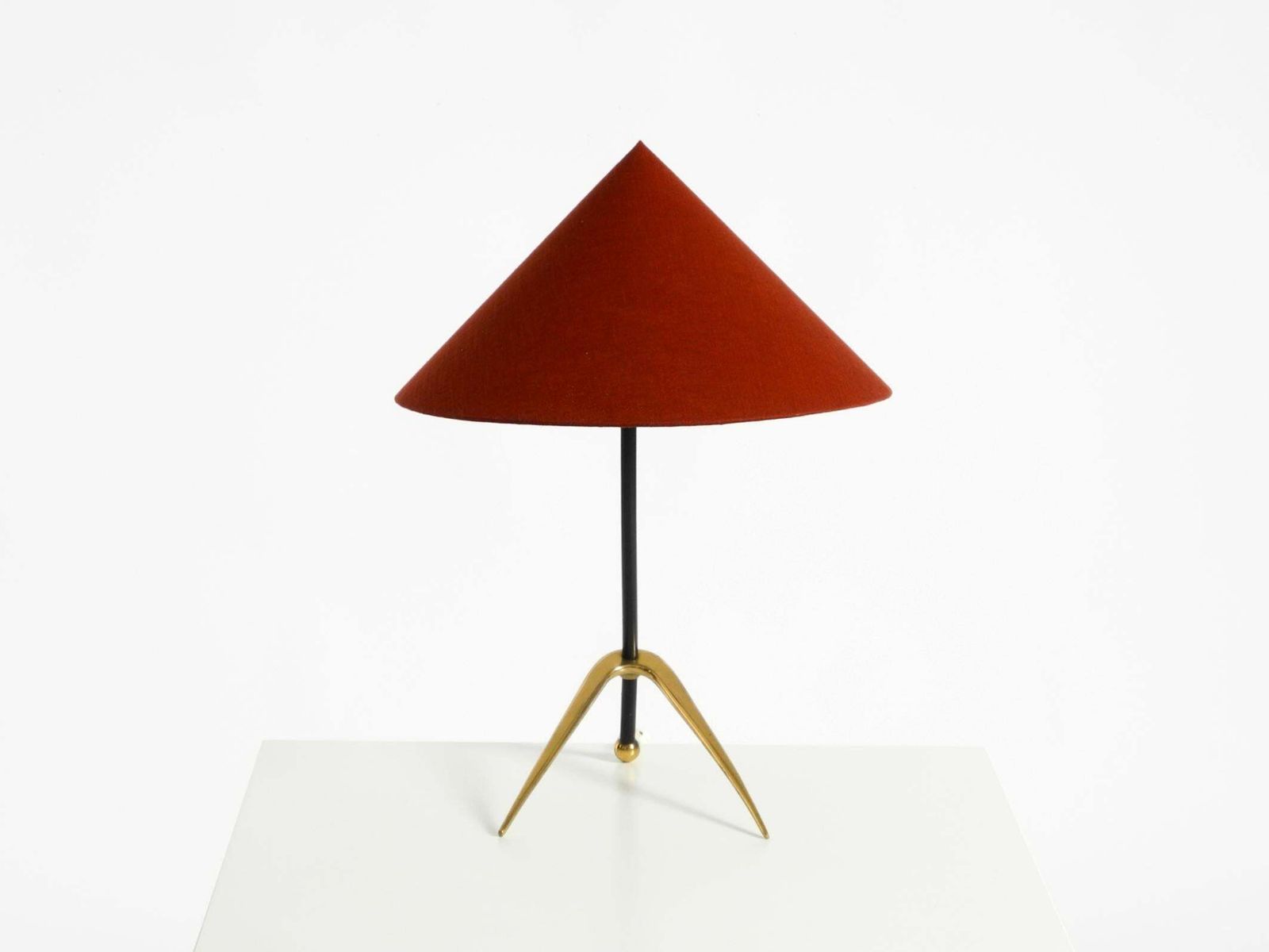 Grote Kalmar Mid-Century Modern driepoot messing tafellamp met nieuwe stoffen kap photo for sale