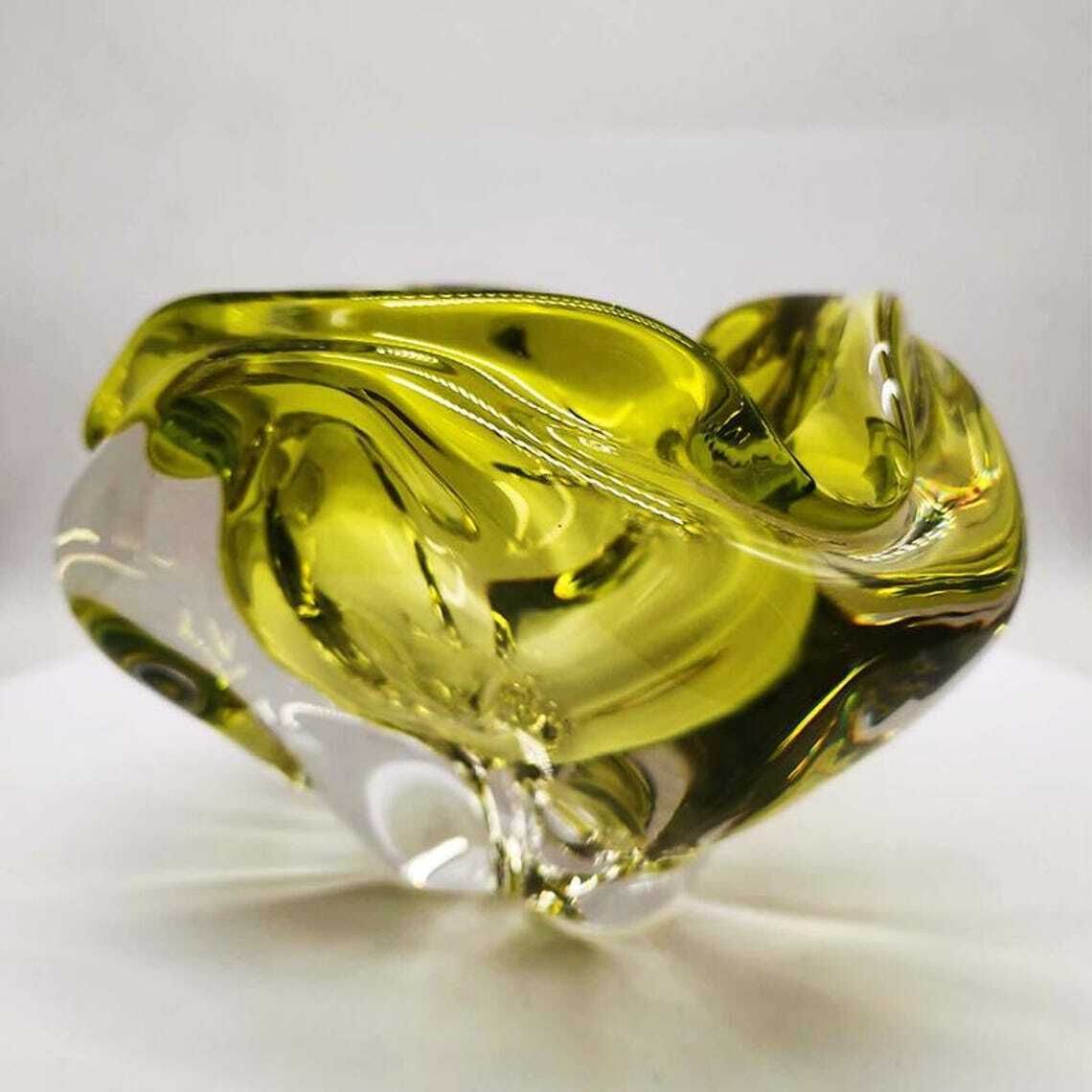 Grand cendrier triangulaire en verre de Murano, années 1950, par Flavio Poli. Fabriqué en Italie. 20 x 17 x 13,5 h cm / 2,8 kg.