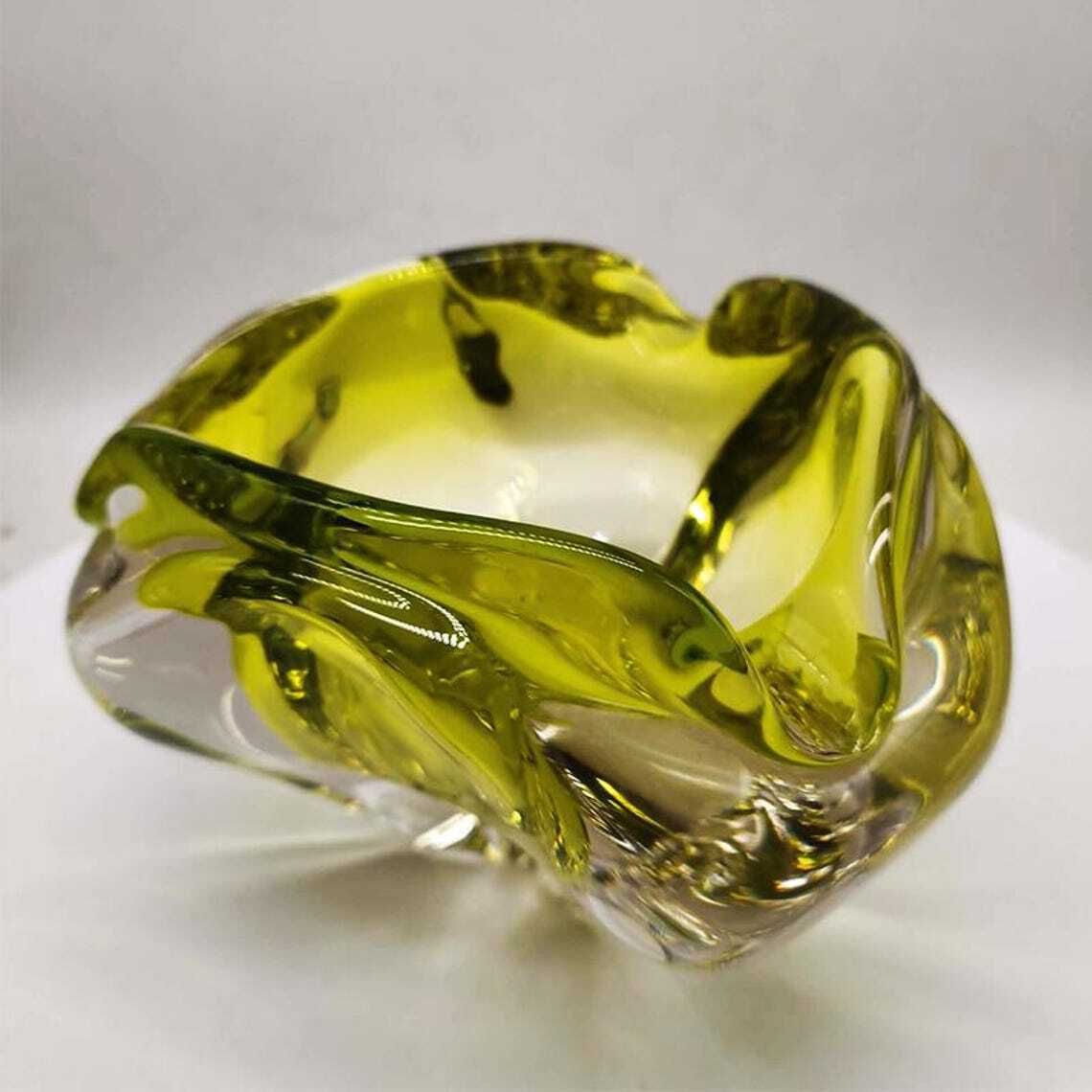 Grand cendrier triangulaire en verre de Murano, années 1950, par Flavio Poli. Fabriqué en Italie. 20 x 17 x 13,5 h cm / 2,8 kg. photo buy
