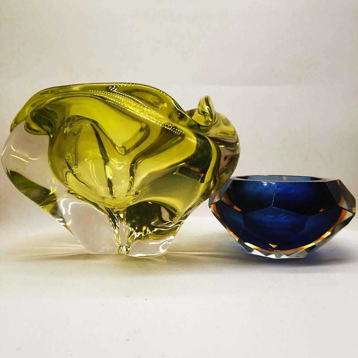 photo for sale Grand cendrier triangulaire en verre de Murano, années 1950, par Flavio Poli. Fabriqué en Italie. 20 x 17 x 13,5 h cm / 2,8 kg.