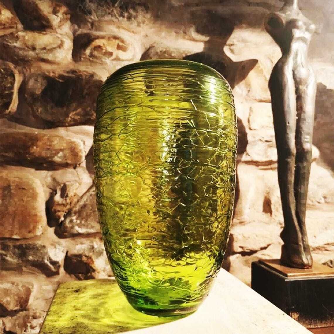 Vase en verre de Murano travaillé à la main, vert, années 1970, Italie. 31 cm H / 12,20 po H.