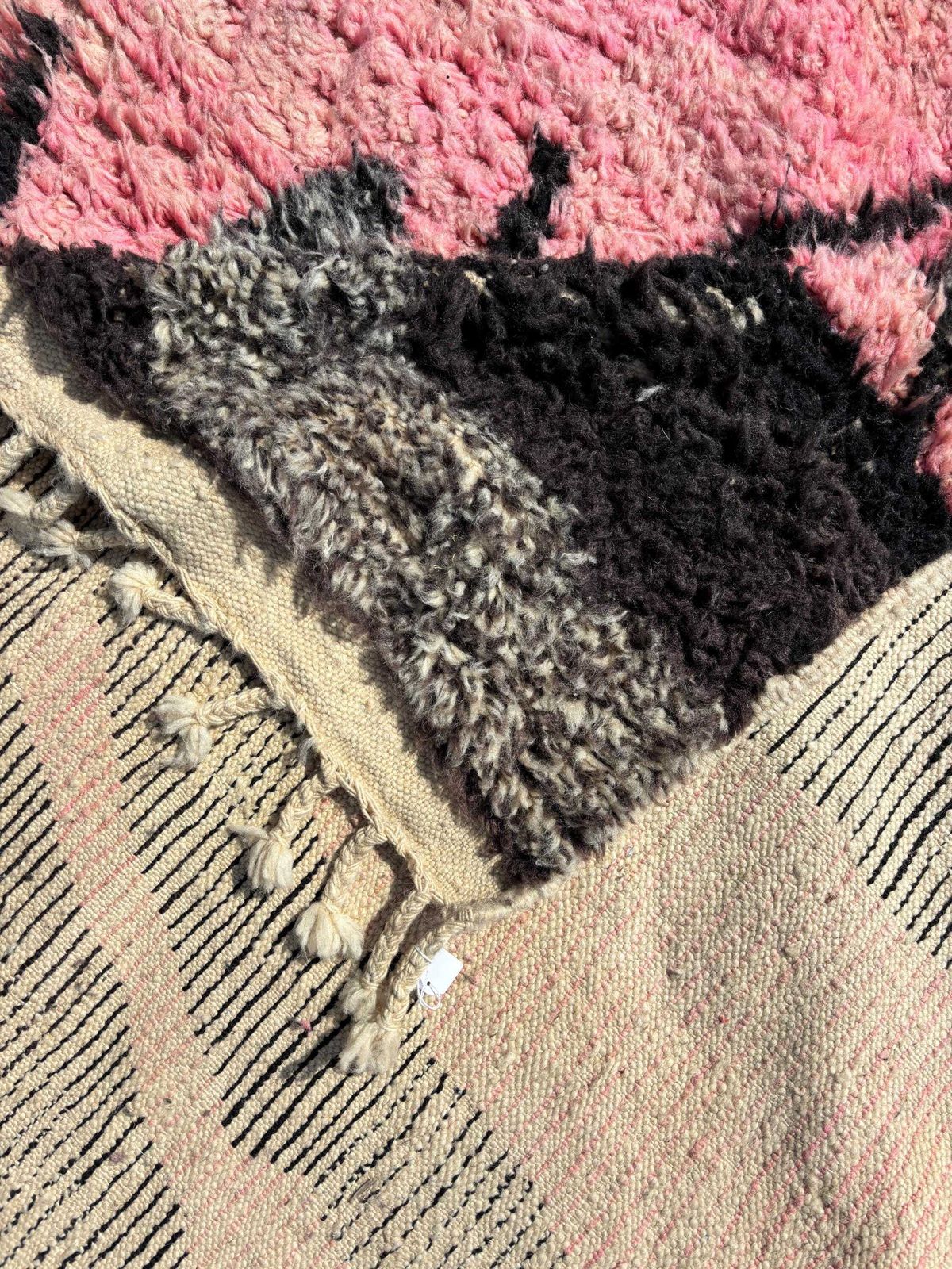 Modern Marokkaans Berber Vloerkleed 200x300 cm – Handgemaakt Roze Wollen Vloerkleed | Kleurrijk Beni Ouarain Vloerkleed | Boho Chic Vloerkleed photo Textiel