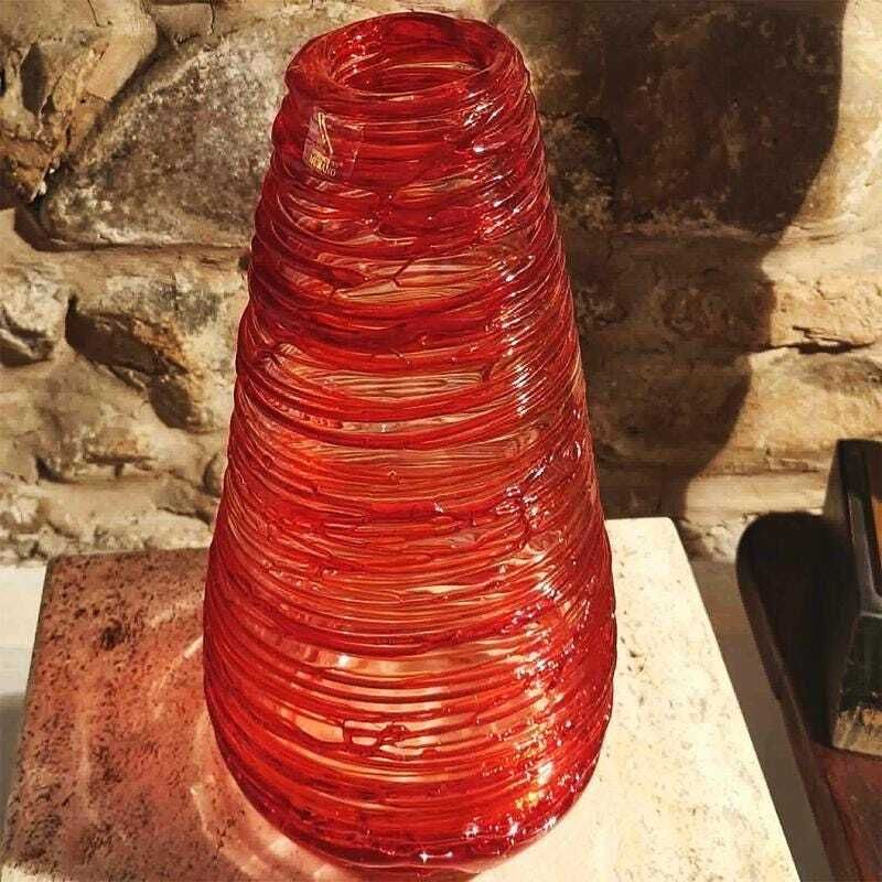Mid-century vaas in handbewerkt Murano-glas van Sergio Costantini, gesigneerd op de bodem. Vervaardigd in Murano, Italië. photo for sale