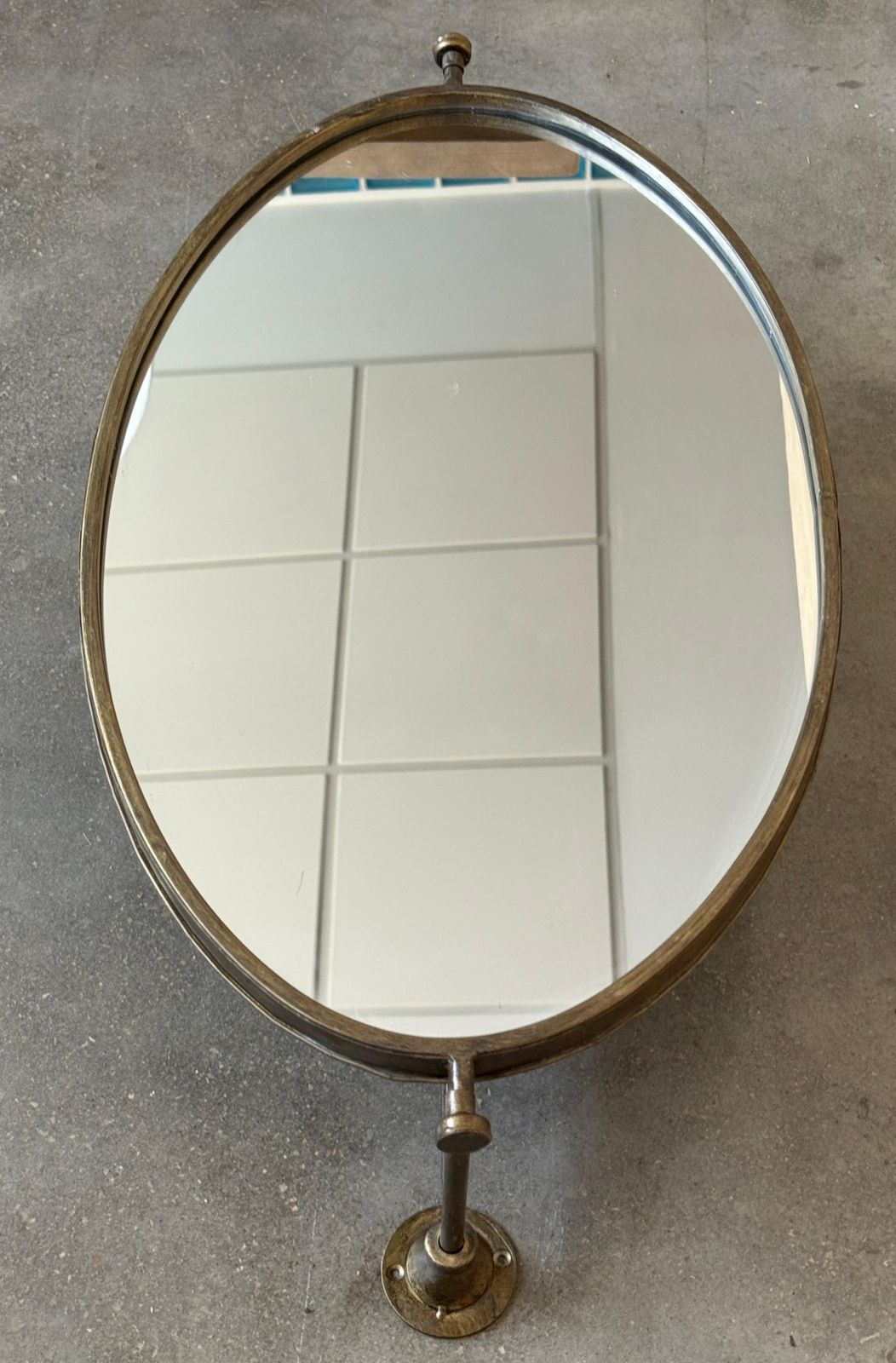 Miroir ovale basculant en laiton d'époque, convertible mural ou de table photo for sale