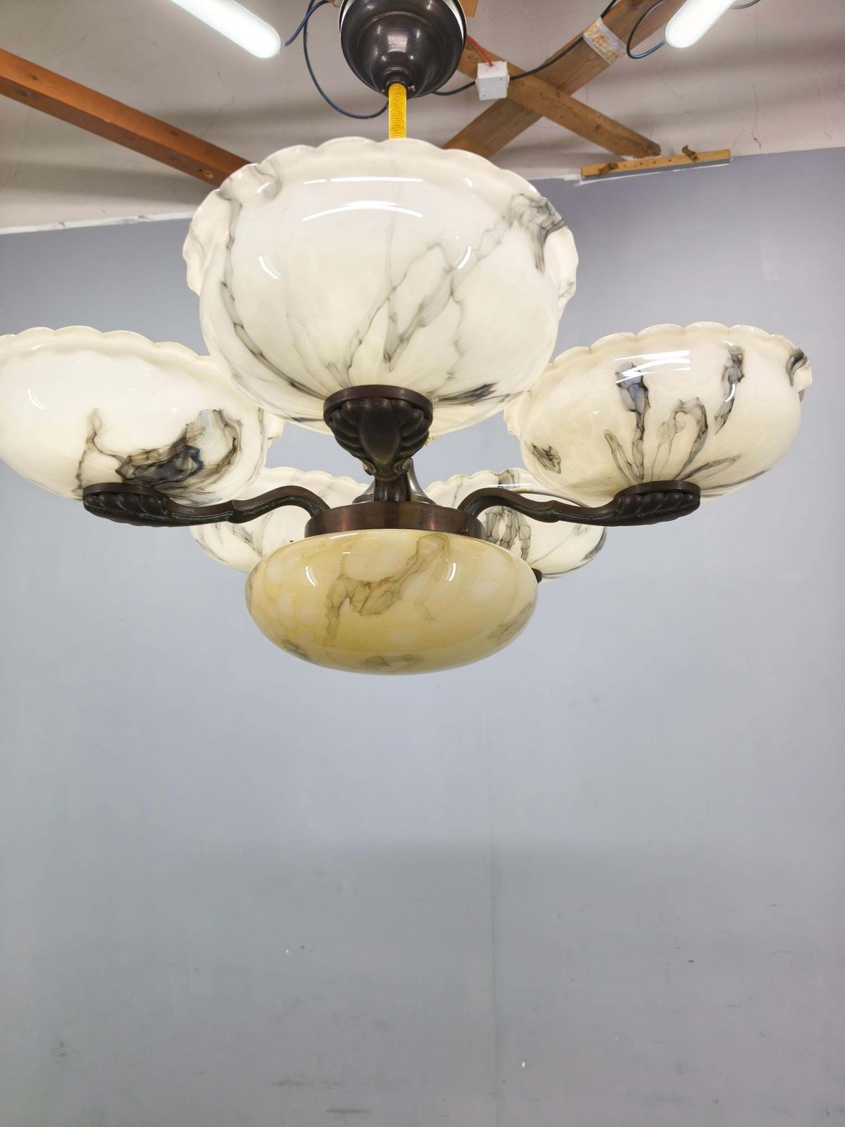 Lustre Art déco en laiton et verre opalin, Tchécoslovaquie, années 1940 photo vinterior