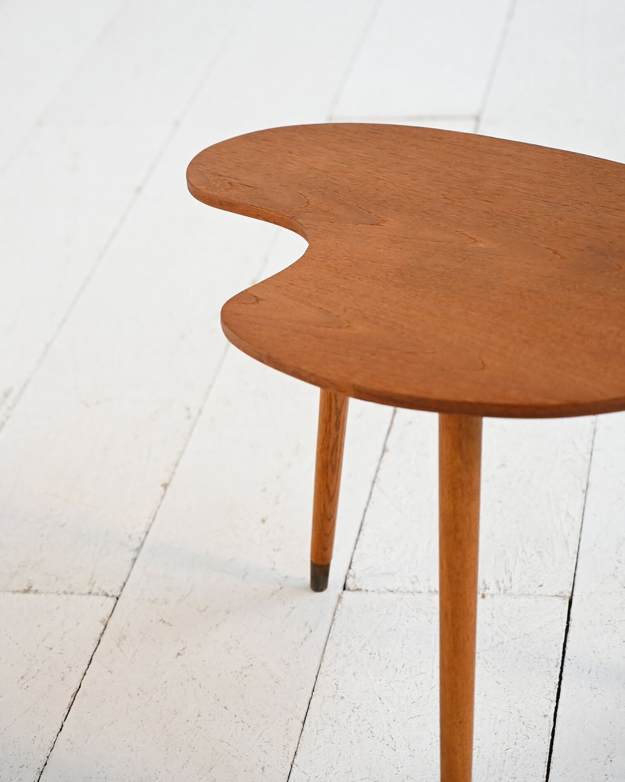 Biomorfe salontafel van teakhout en messing, ca. jaren 1950–1960 photo vinterior