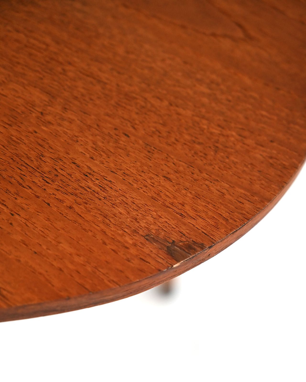 photo furniture Biomorfe salontafel van teakhout en messing, ca. jaren 1950–1960