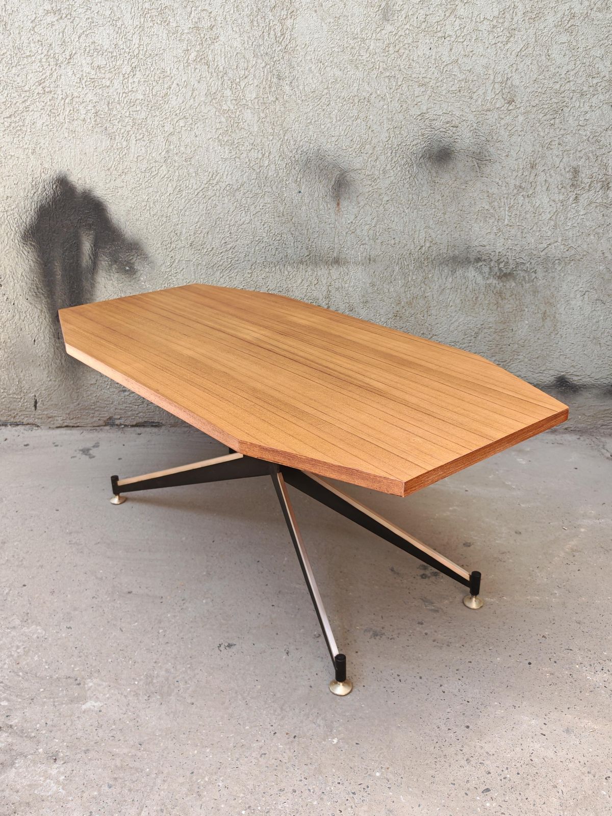 Mid-Century Salontafel in Mahonie, IJzer en Messing, toegeschreven aan Carlo Ratti, Italië photo vinterior