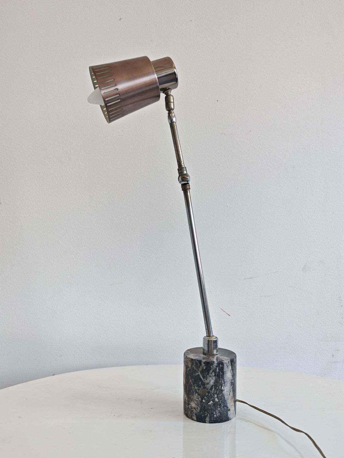 Postmodern tafellamp in chroom met marmeren voet, Italië ca. jaren 1970 photo Verlichting