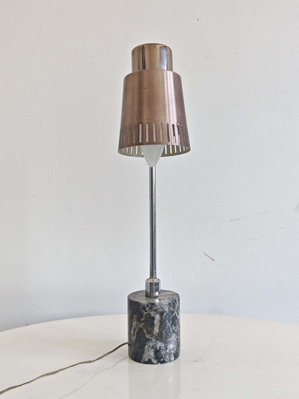 Postmodern tafellamp in chroom met marmeren voet, Italië ca. jaren 1970 photo vinterior
