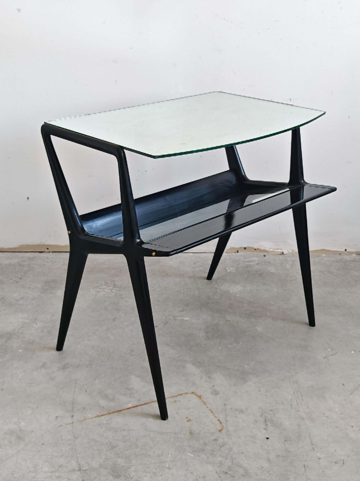 photo furniture Mid-Century Modern bijzettafel met gespiegeld blad, toegeschreven aan Ico Parisi, Italië ca. jaren 1950
