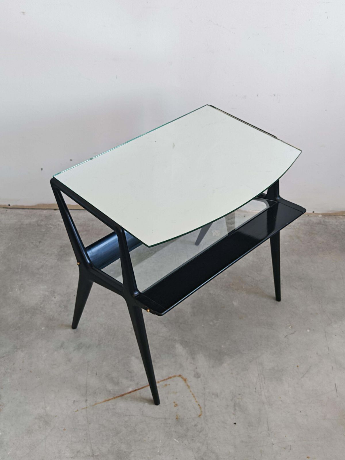 Meubels Mid-Century Modern bijzettafel met gespiegeld blad, toegeschreven aan Ico Parisi, Italië ca. jaren 1950 photo