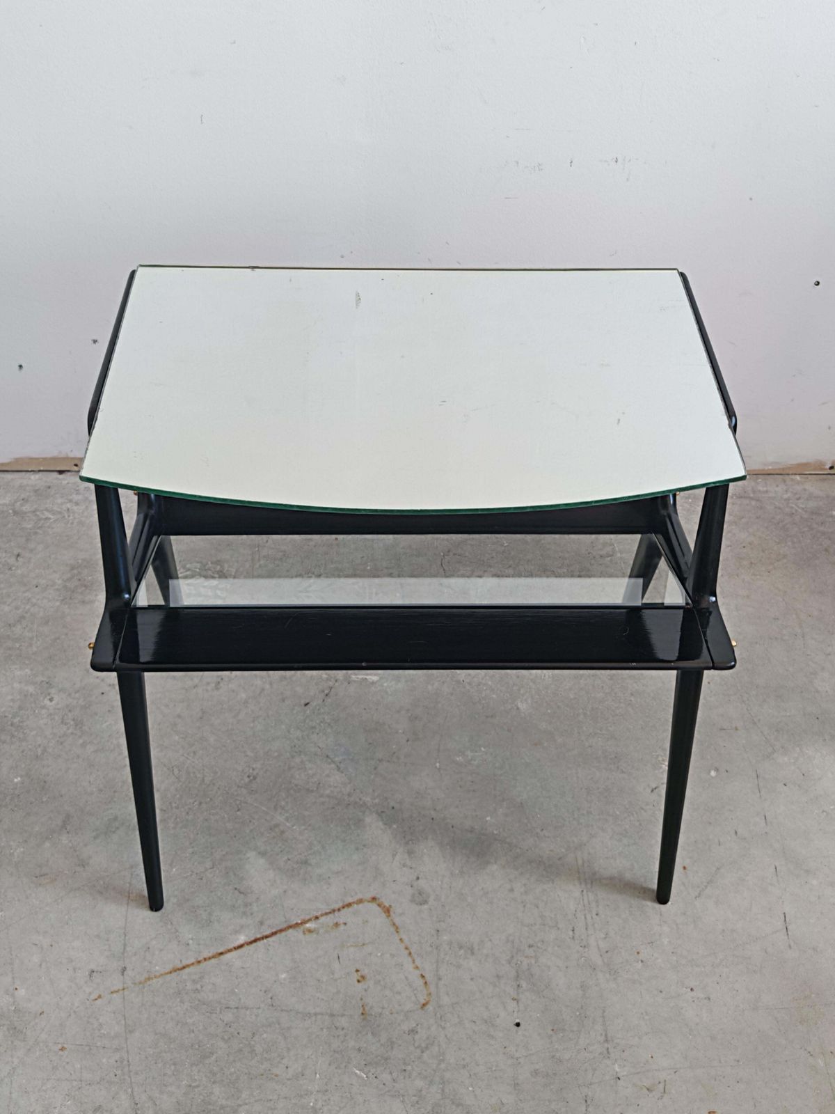 2000.0 Mid-Century Modern bijzettafel met gespiegeld blad, toegeschreven aan Ico Parisi, Italië ca. jaren 1950 photo