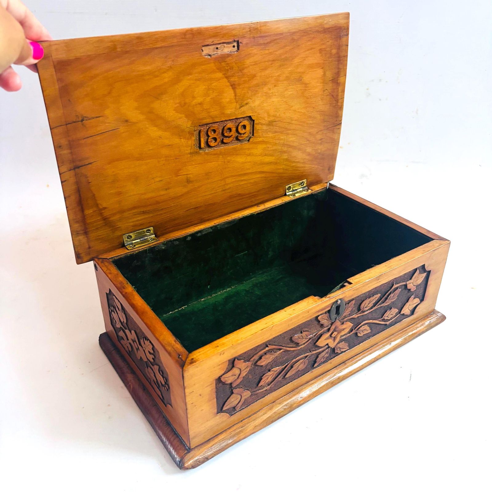 Boîte à souvenirs victorienne en noyer sculpté à la main, 1899, doublure en velours vert, coffret Arts & Crafts, sans clé (32 x 20 x 13 cm)