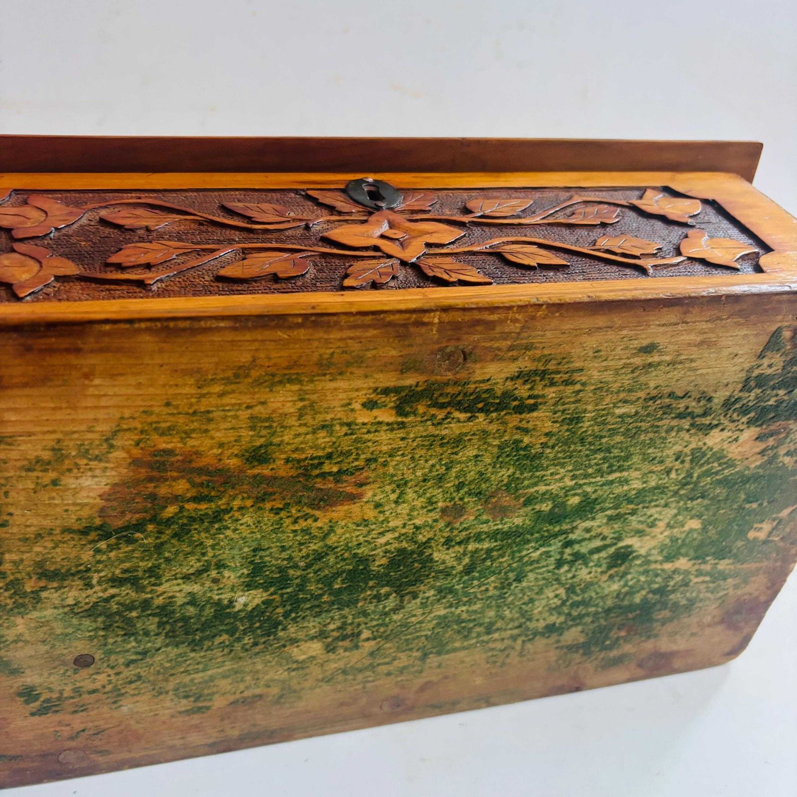 Antieke Victoriaanse handgesneden walnoten bewaarbox uit 1899, gevoerd met groen fluweel, Arts & Crafts volkskunst kistje, zonder sleutel (32x20x13cm) photo Woonaccessoires