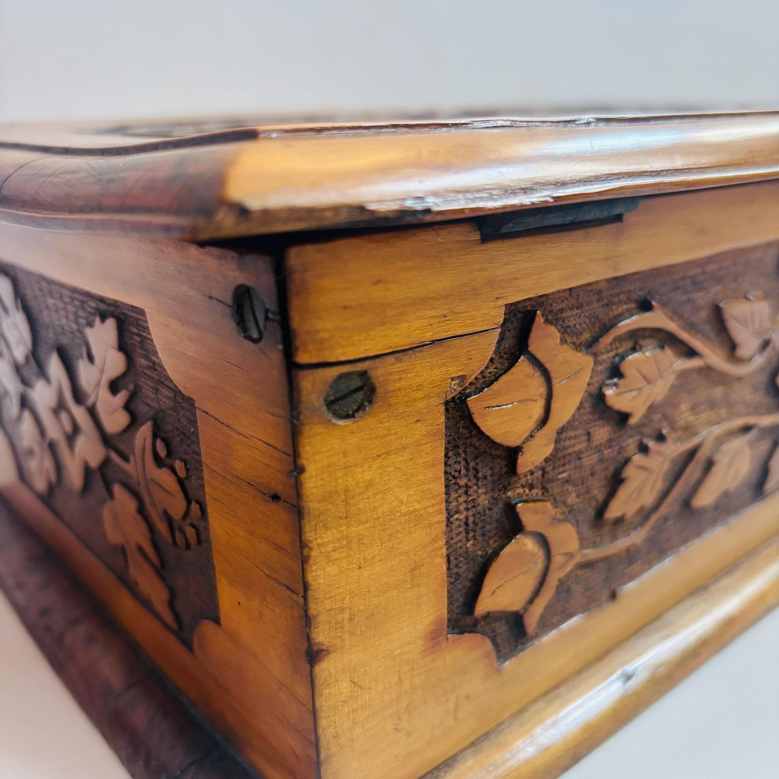 photo furniture Antieke Victoriaanse handgesneden walnoten bewaarbox uit 1899, gevoerd met groen fluweel, Arts & Crafts volkskunst kistje, zonder sleutel (32x20x13cm)