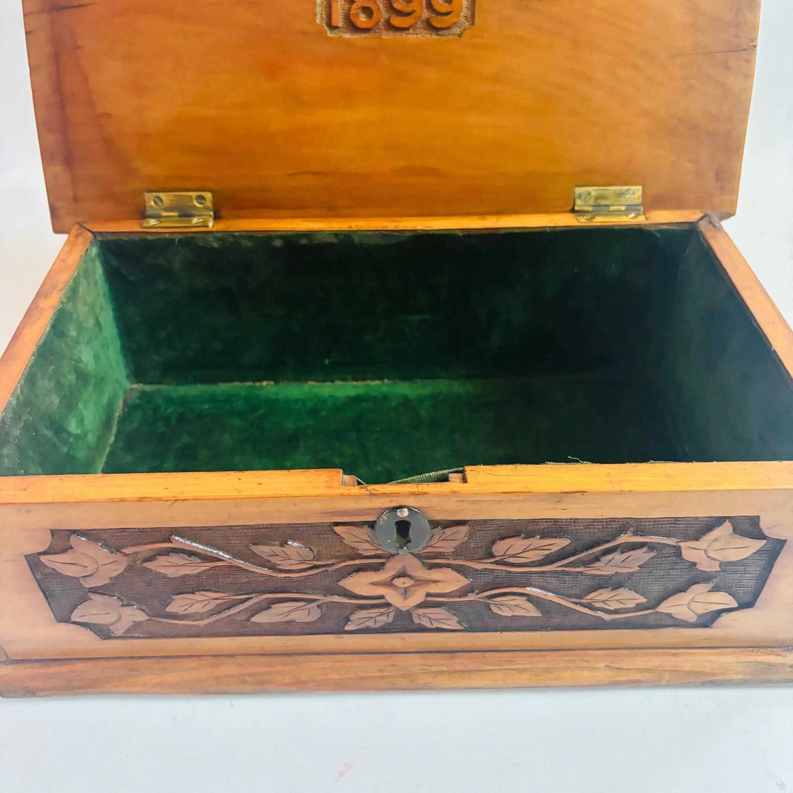 Woonaccessoires Antieke Victoriaanse handgesneden walnoten bewaarbox uit 1899, gevoerd met groen fluweel, Arts & Crafts volkskunst kistje, zonder sleutel (32x20x13cm) photo