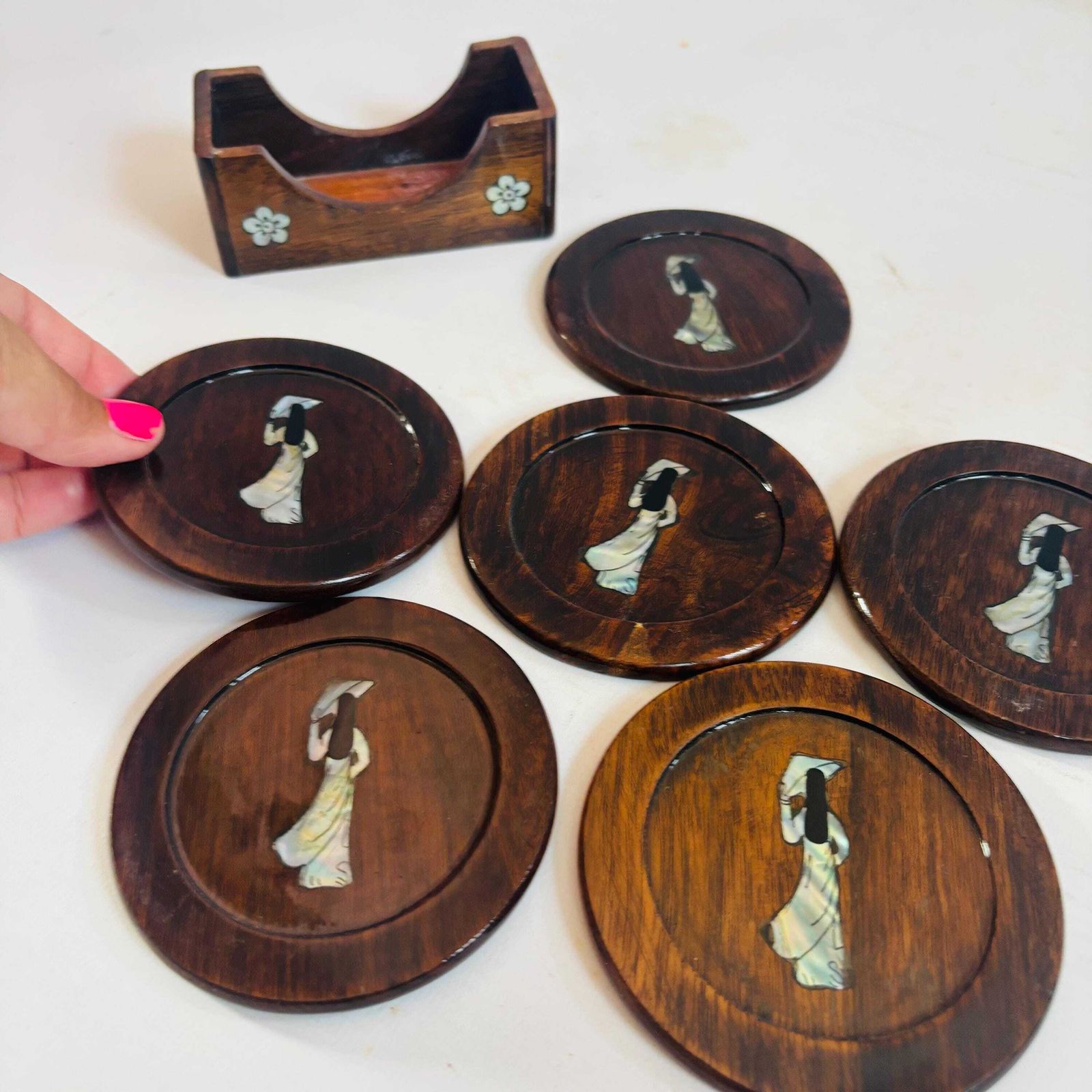 Ensemble de sous-verres mid-century en bois dur d'Asie de l'Est, incrustation d'ormeau véritable, Geisha photo 59.0
