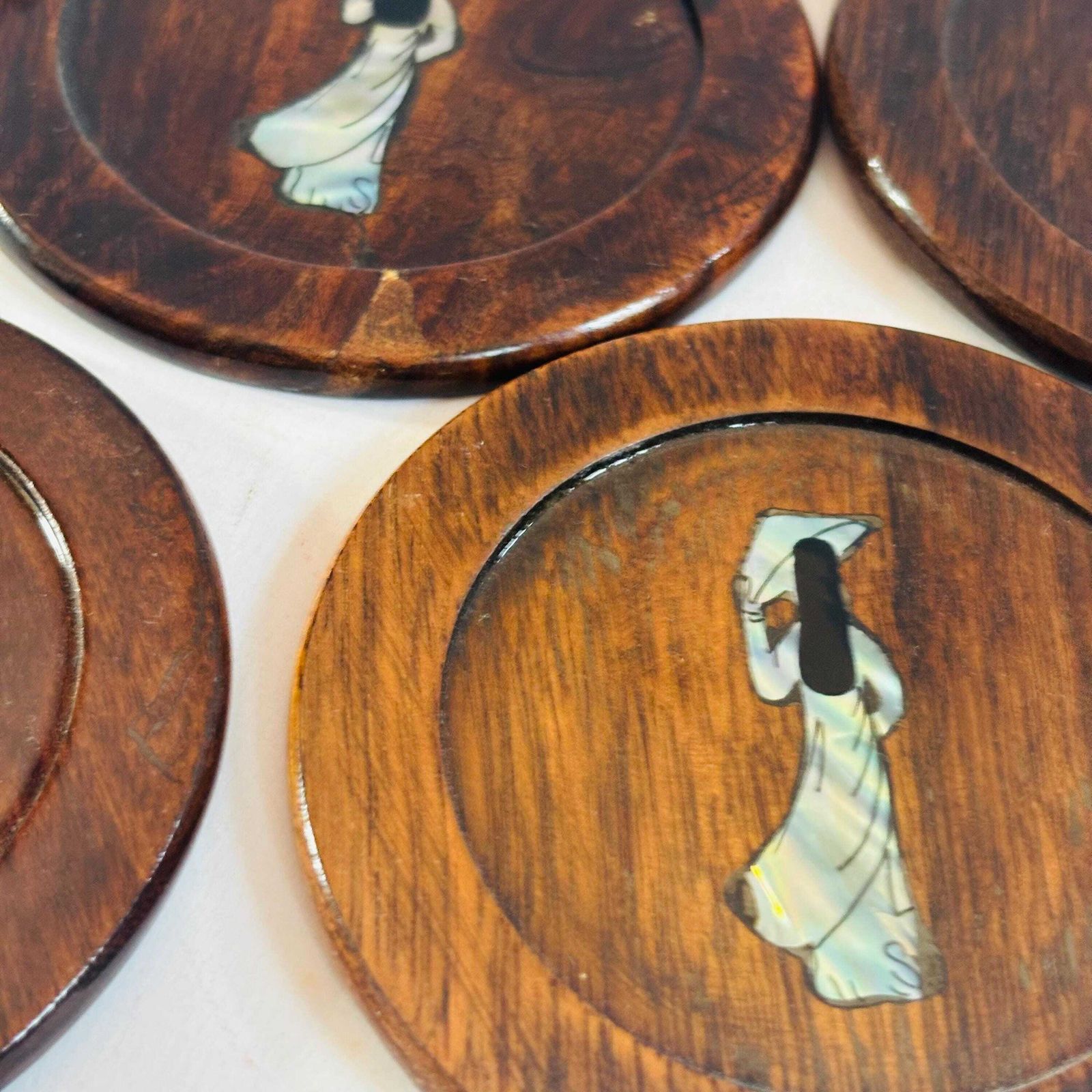 photo furniture Ensemble de sous-verres mid-century en bois dur d'Asie de l'Est, incrustation d'ormeau véritable, Geisha