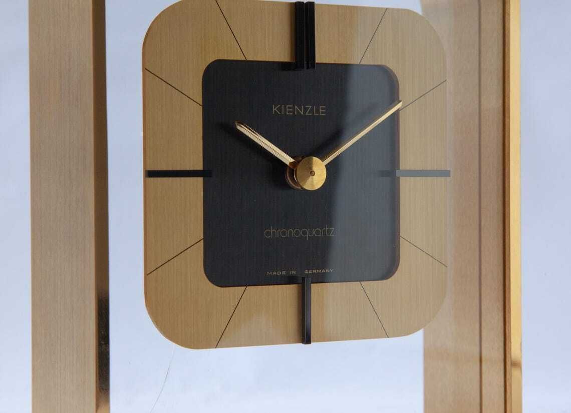 photo furniture Verguld KIENZLE bureauklok – Mid-Century Lucent transparant ontwerp – Duitsland