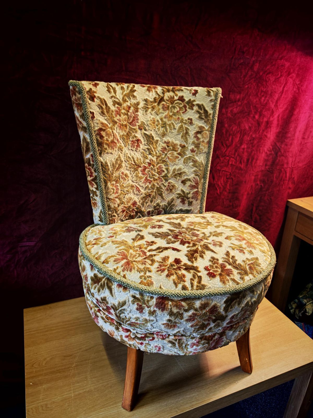 Antieke Verpleegstoel met Hoge Smalle Rugleuning en Ronde Zitting, begin 20e eeuw. Opnieuw bekleed jaren 1950. 80 cm hoog. Uitstekende staat