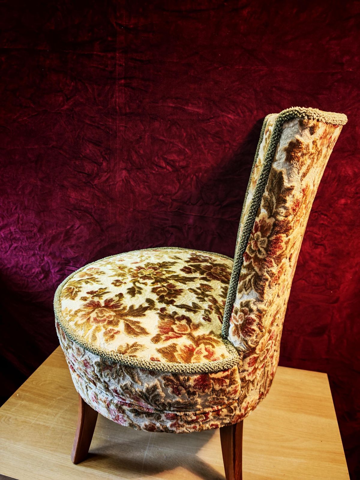 Antieke Verpleegstoel met Hoge Smalle Rugleuning en Ronde Zitting, begin 20e eeuw. Opnieuw bekleed jaren 1950. 80 cm hoog. Uitstekende staat photo Meubels