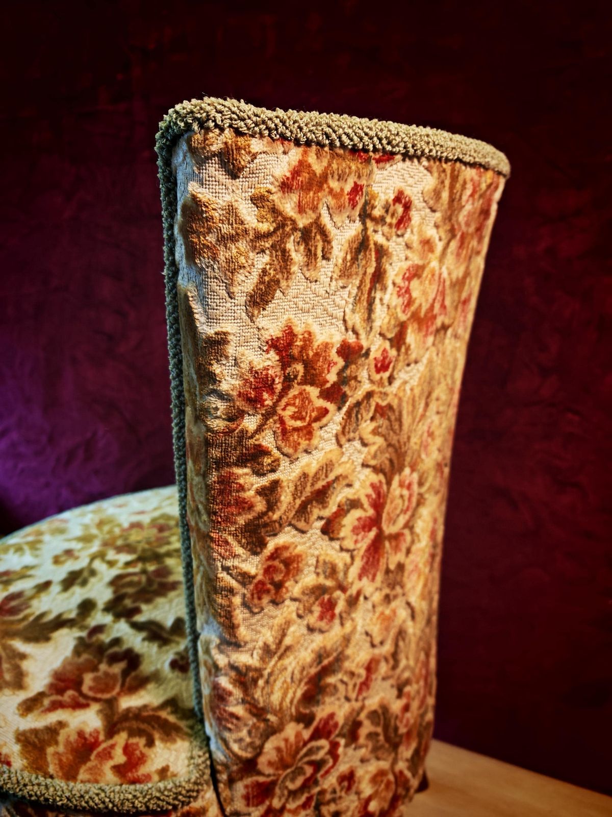 Antieke Verpleegstoel met Hoge Smalle Rugleuning en Ronde Zitting, begin 20e eeuw. Opnieuw bekleed jaren 1950. 80 cm hoog. Uitstekende staat photo buy