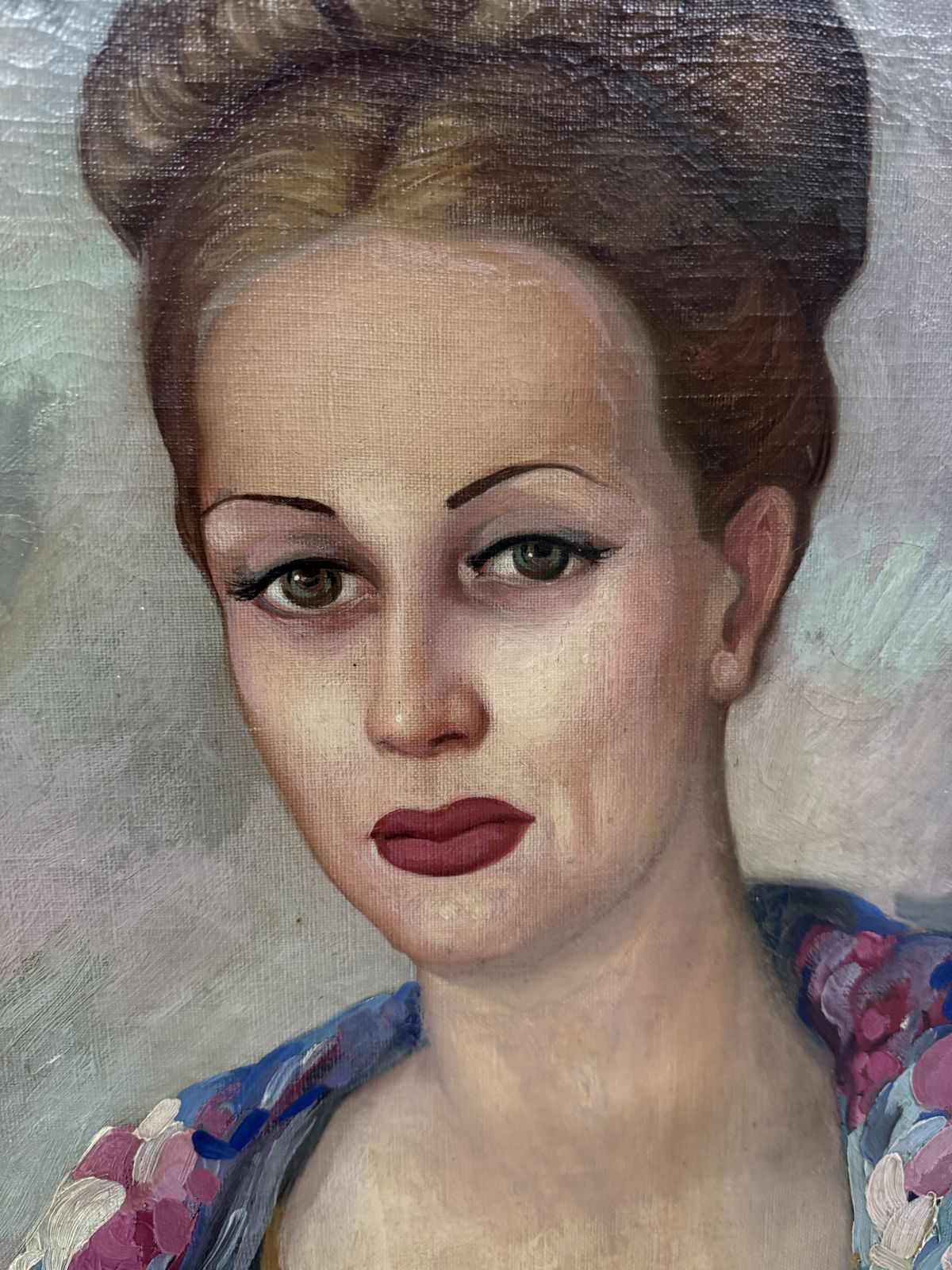 Federico Molina Albero, Portrait de femme élégant au vase en céramique rouge et châle méditerranéen bleu, huile, années 1940 photo for sale