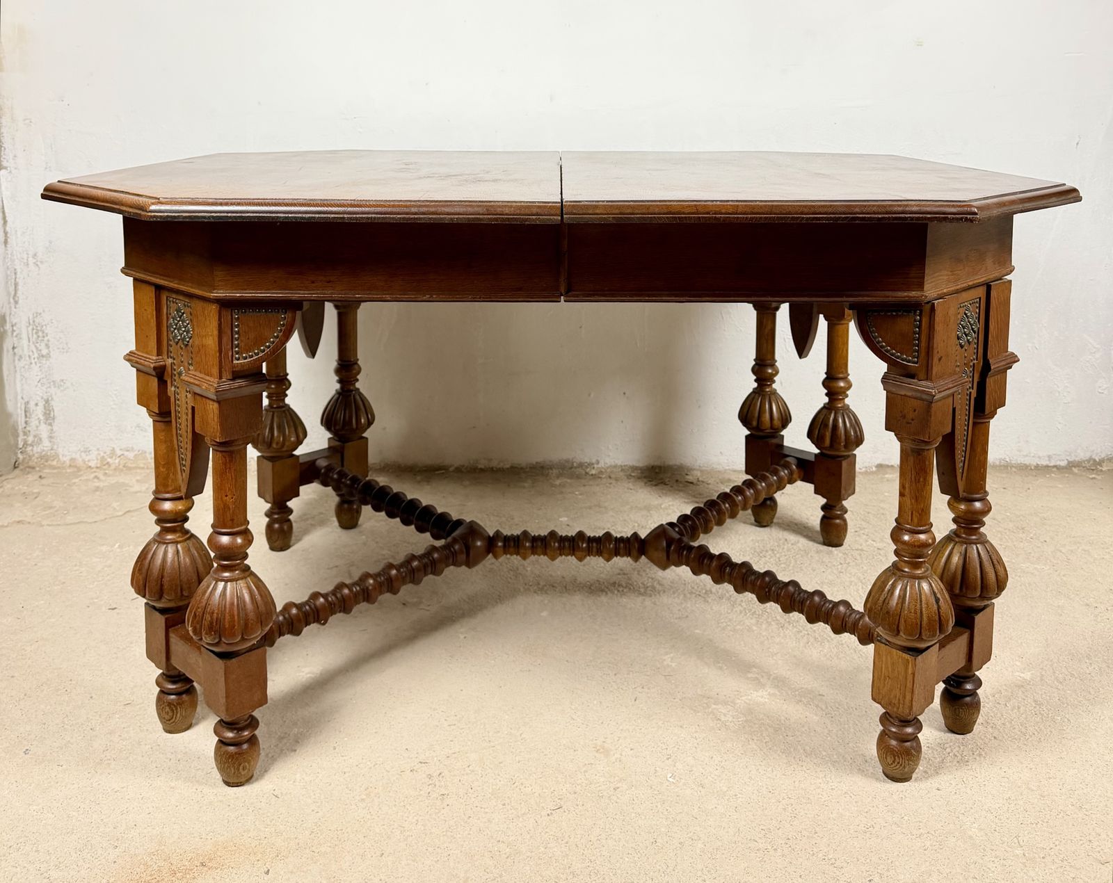 Spaanse Renaissance Revival eettafel, 20e eeuw photo for sale