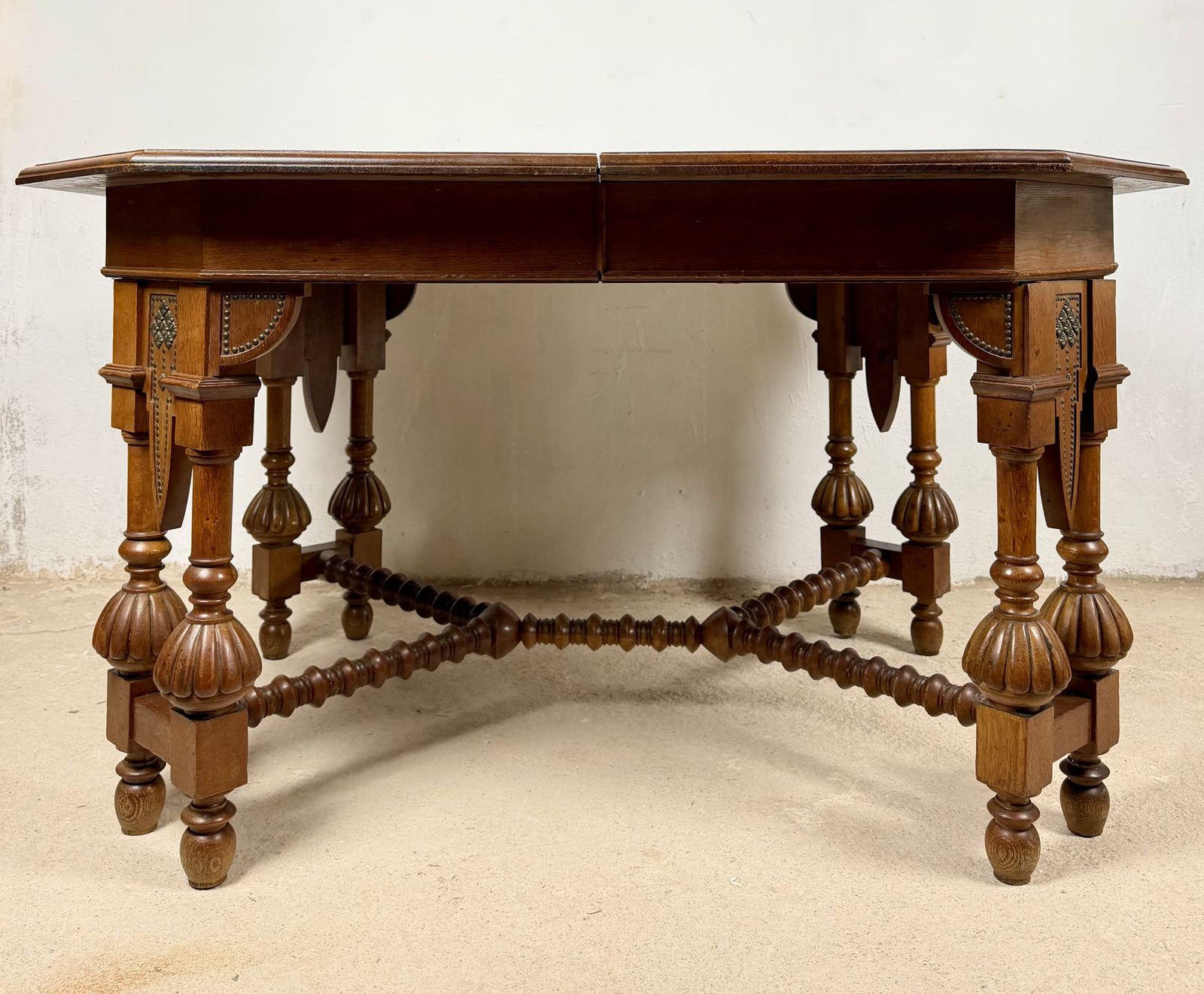 Spaanse Renaissance Revival eettafel, 20e eeuw photo Meubels