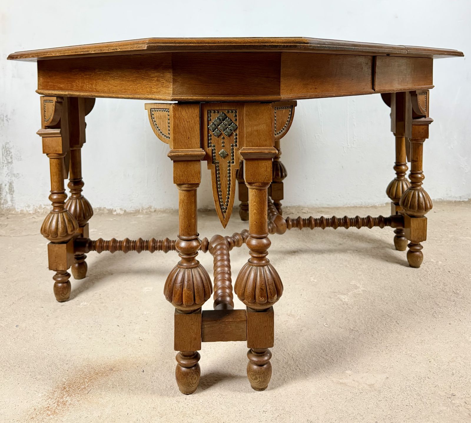 Spaanse Renaissance Revival eettafel, 20e eeuw photo vintage