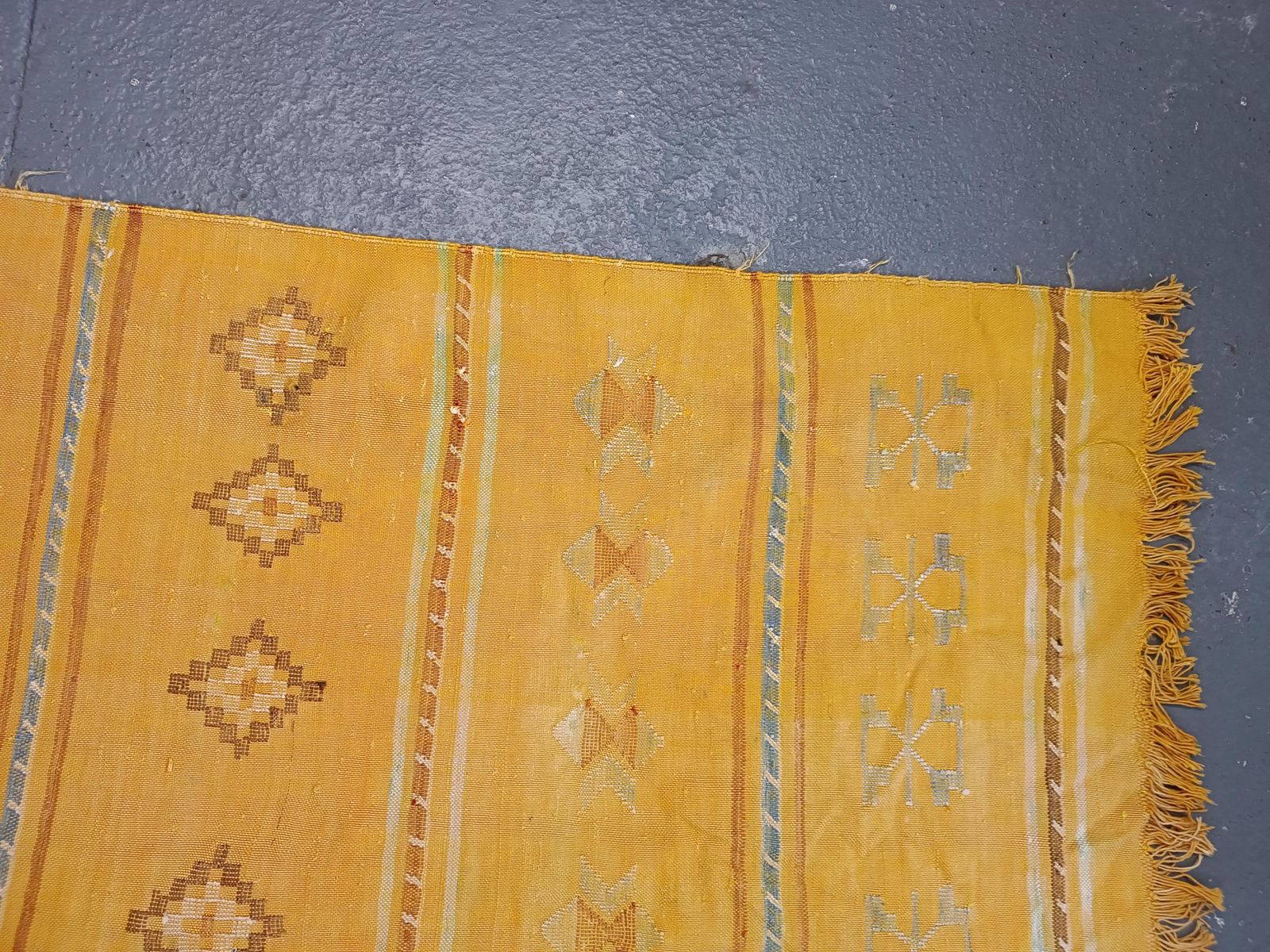 Tapis de couloir marocain berbère tissé à la main, laine tribale jaune moutarde photo buy