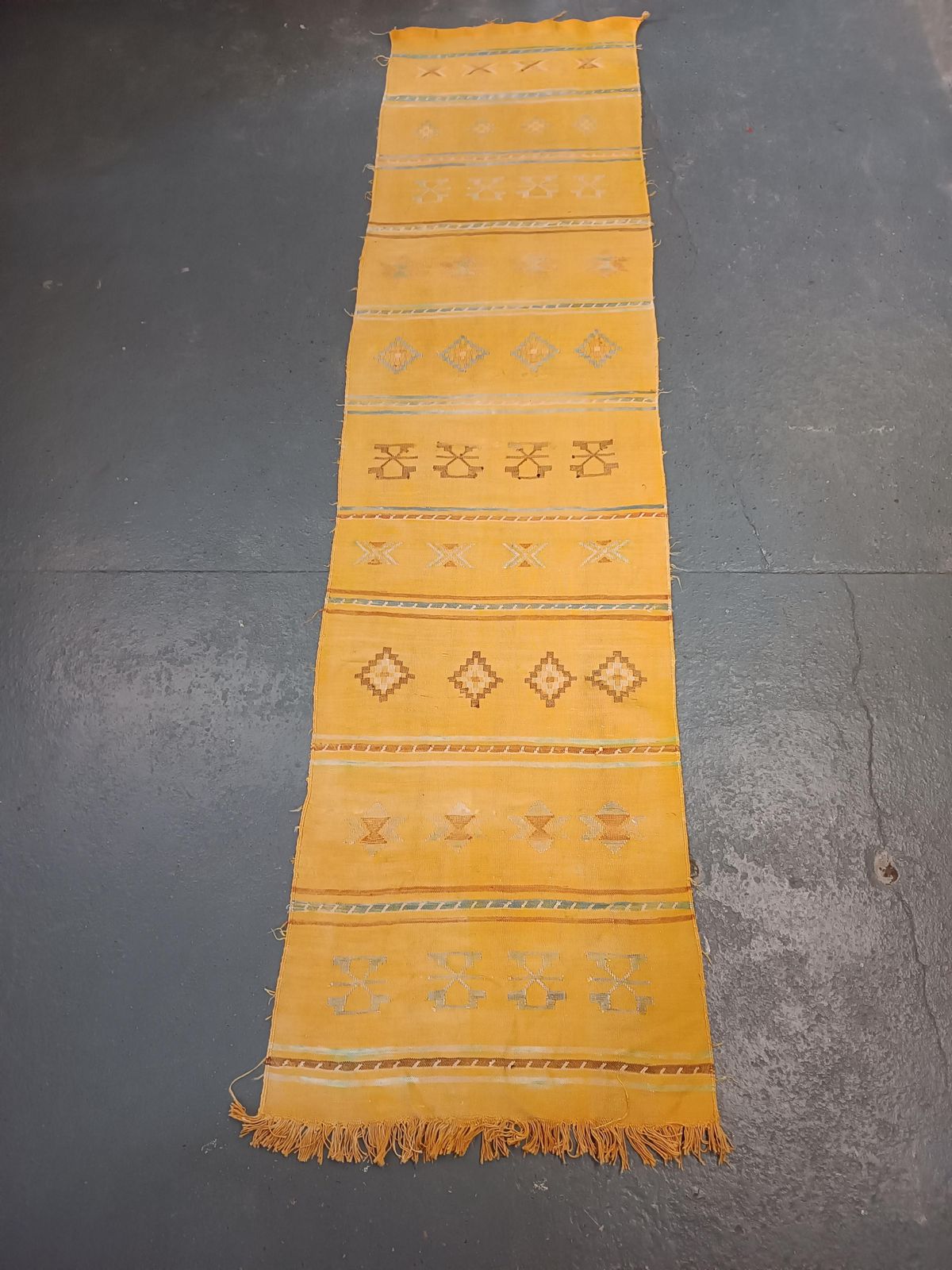 photo furniture Tapis de couloir marocain berbère tissé à la main, laine tribale jaune moutarde
